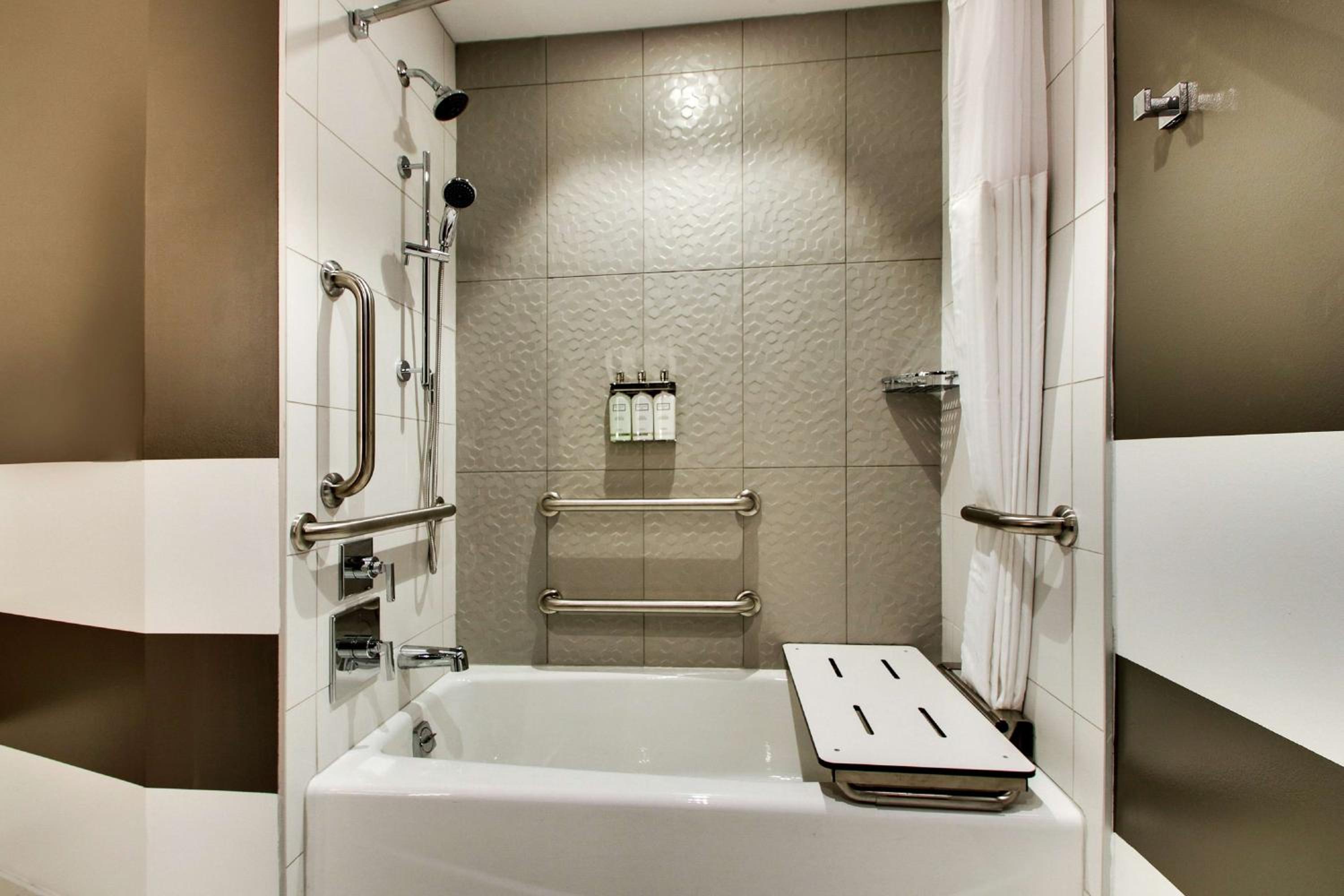 King Room with Bath Tub - Mobility and Hearing Access/Non-Smoking - Photo 4