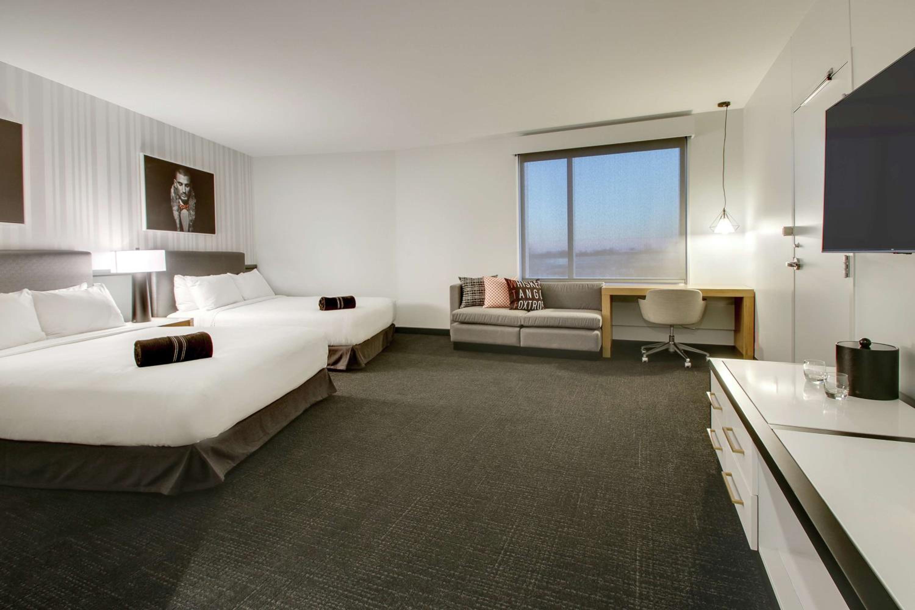 Double Room with Two Queen Beds and Bath Tub - Mobility and Hearing Access/Non-Smoking - Photo 4