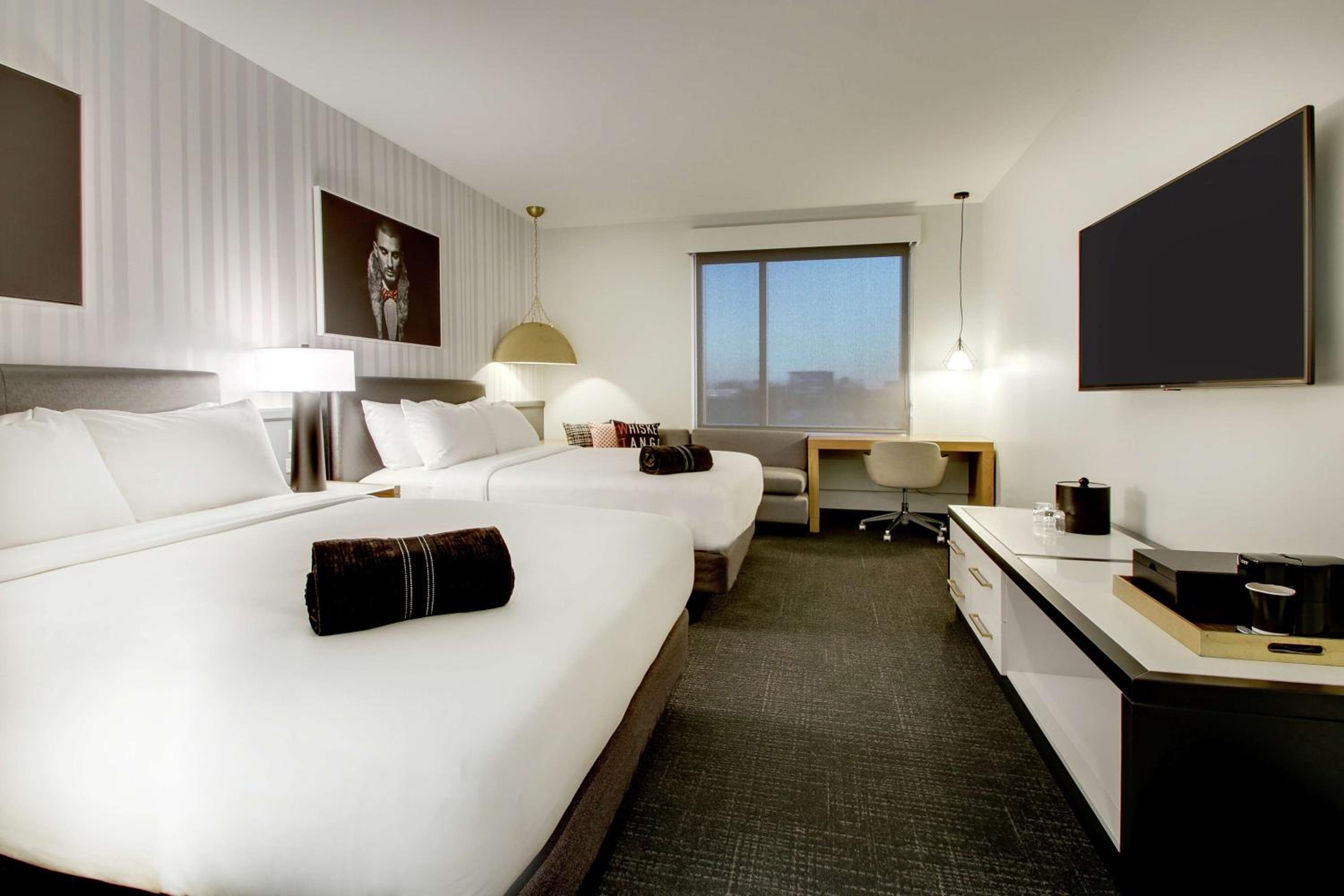 Queen Room with Two Queen Beds - Photo 2