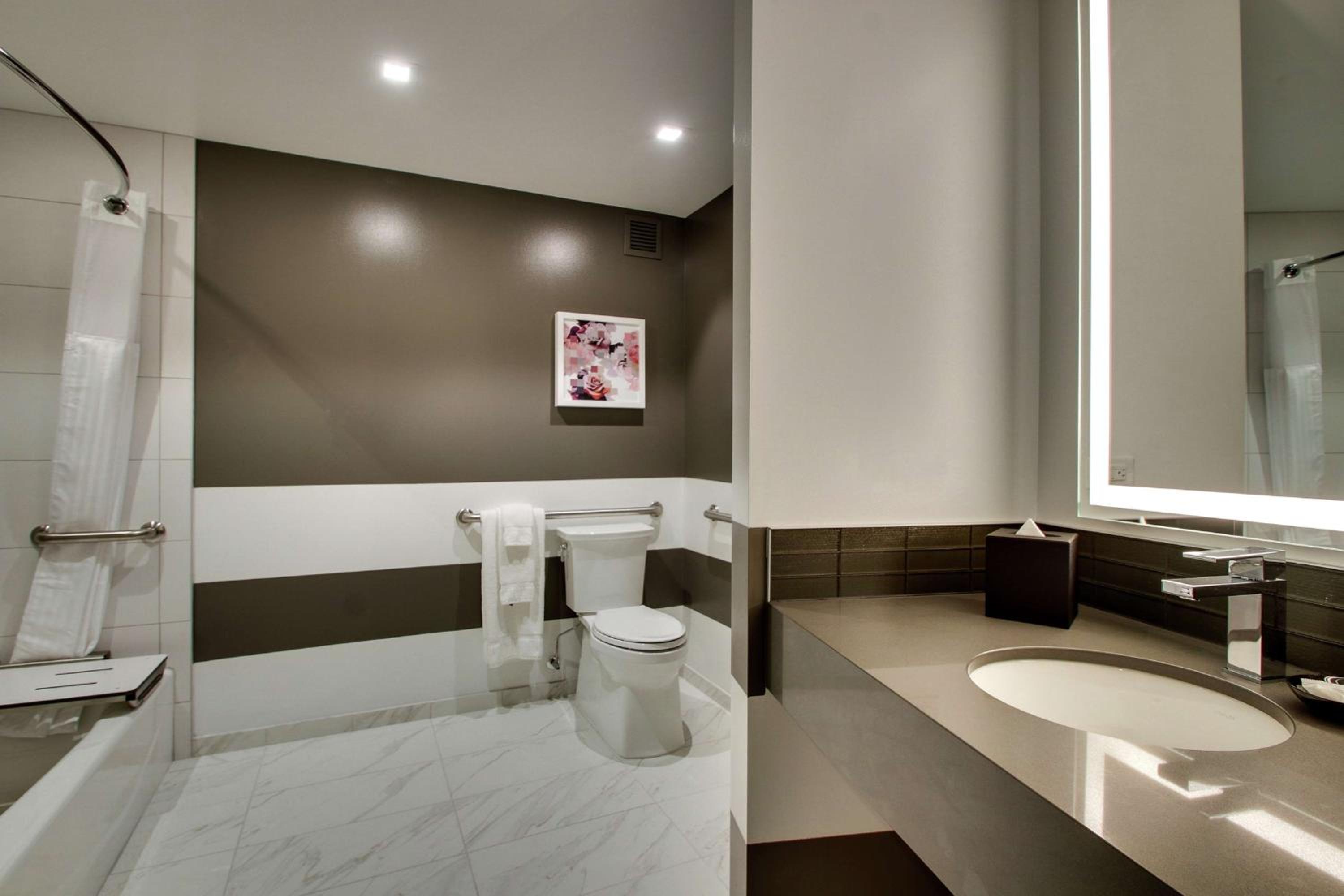 King Room with Bath Tub - Mobility and Hearing Access/Non-Smoking - Photo 2