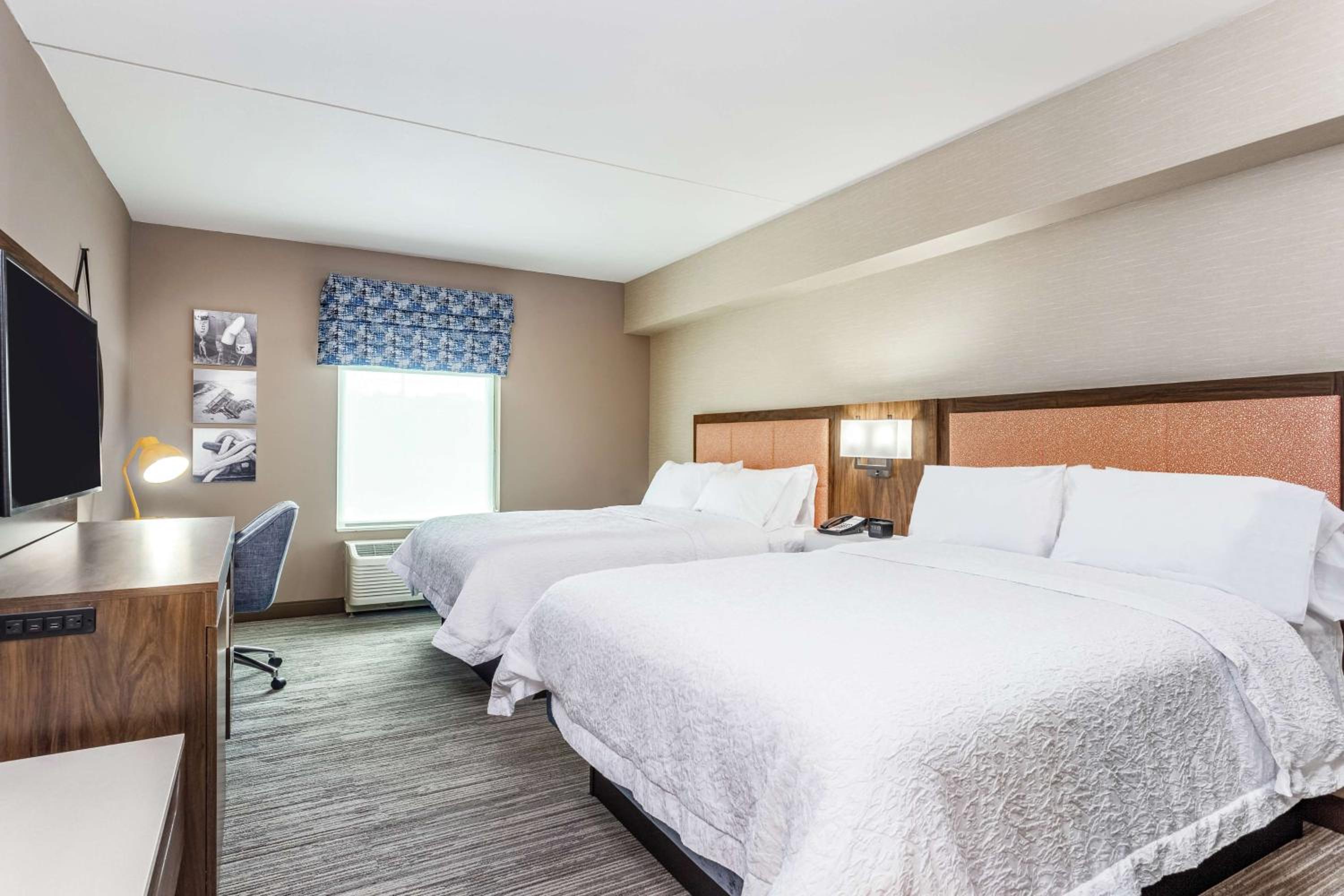 Queen Room with Two Queen Beds - Photo 2