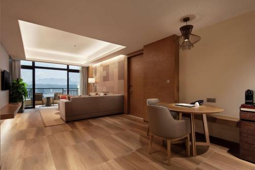 Deluxe One-Bedroom King Suite with Balcony and Sea View photo 2