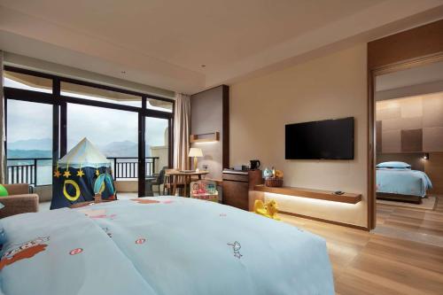 One-Bedroom King Suite with Balcony and Sea View photo 2