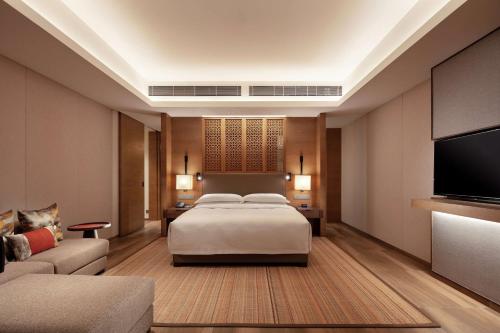 Deluxe One-Bedroom King Suite with Balcony and Sea View photo 3