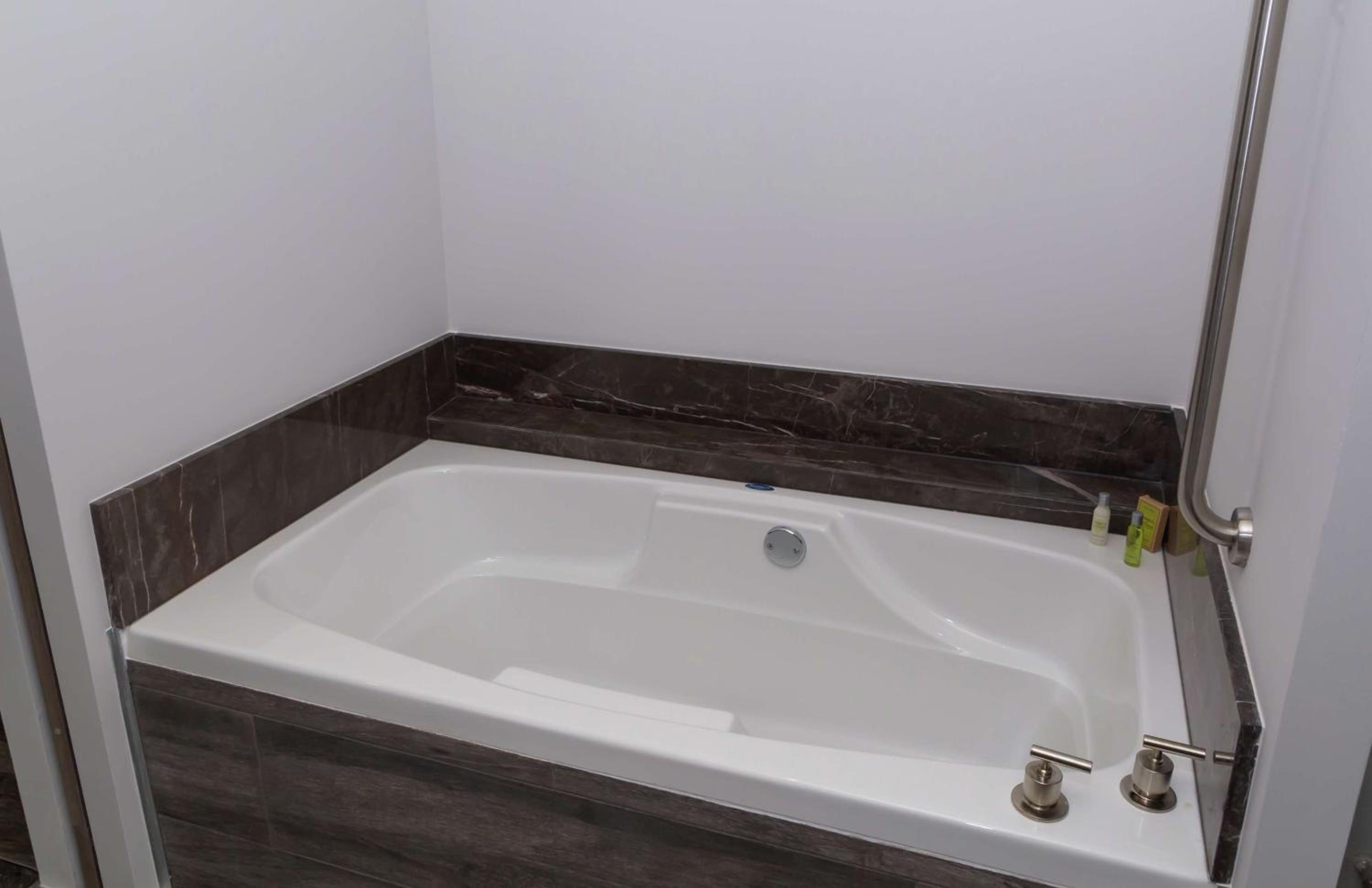 Queen Suite - Non-Smoking - Photo 5