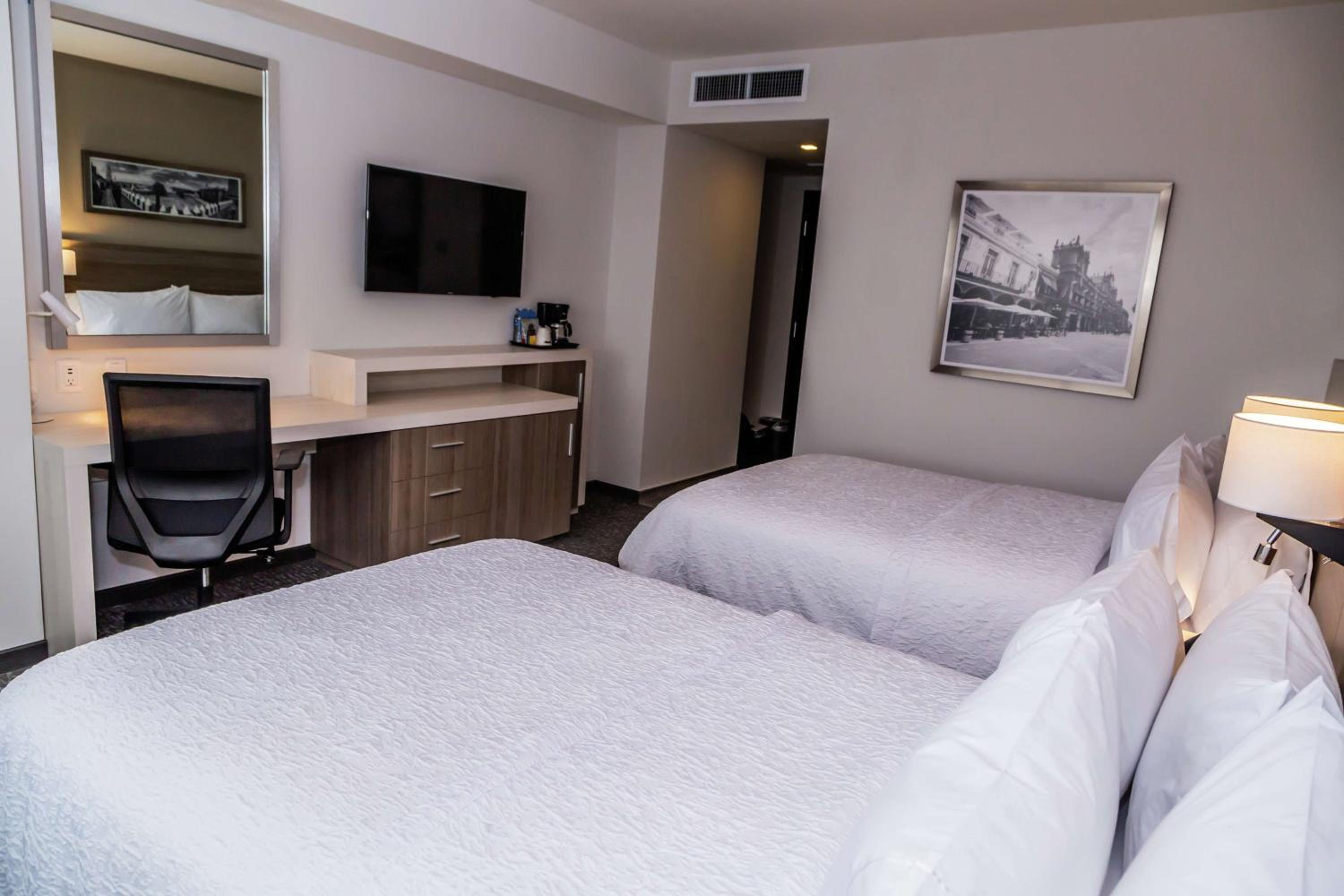 Double Room with Two Double Beds - Non-Smoking - Photo 4