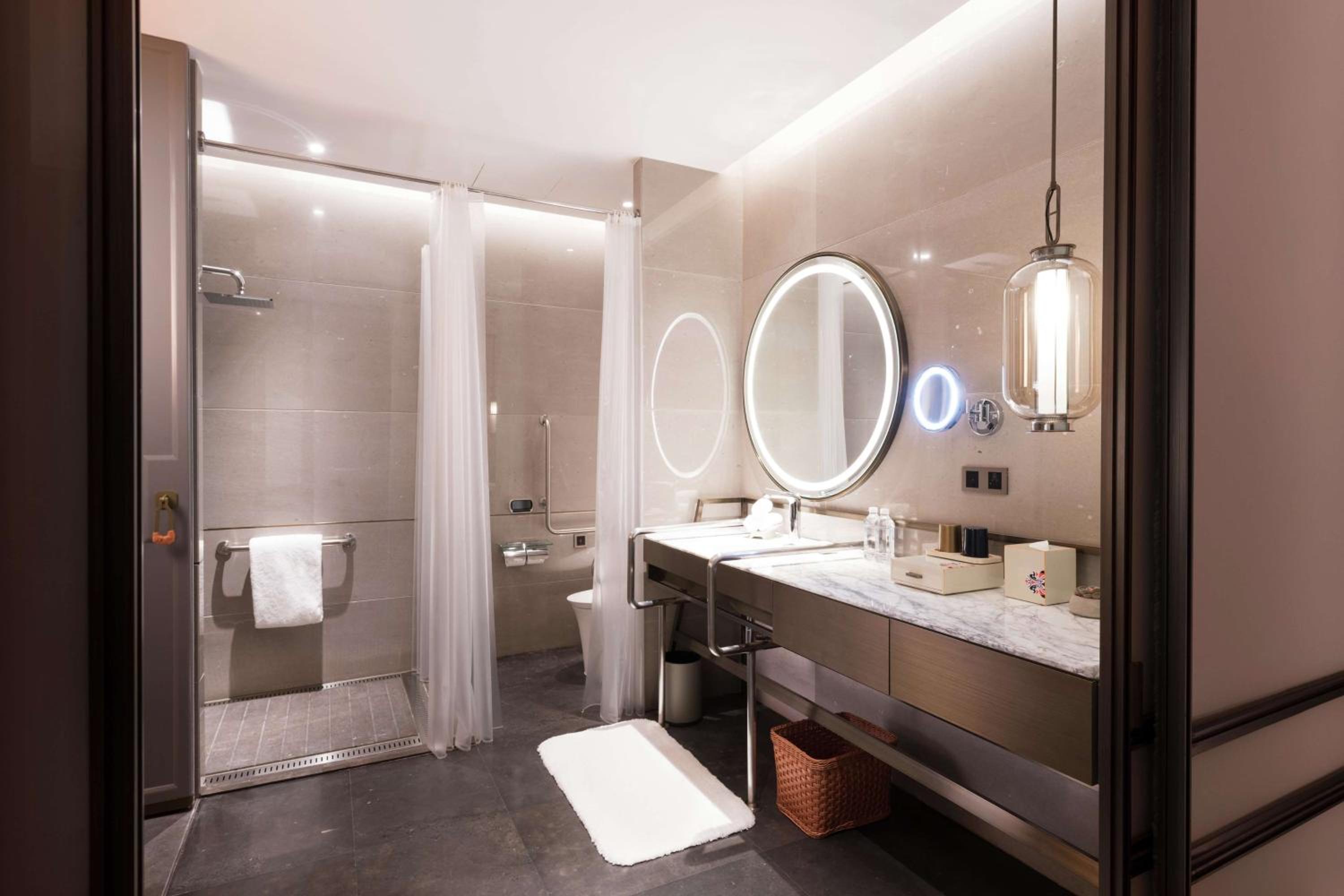 King Room - Mobility Accessible  - Photo 4