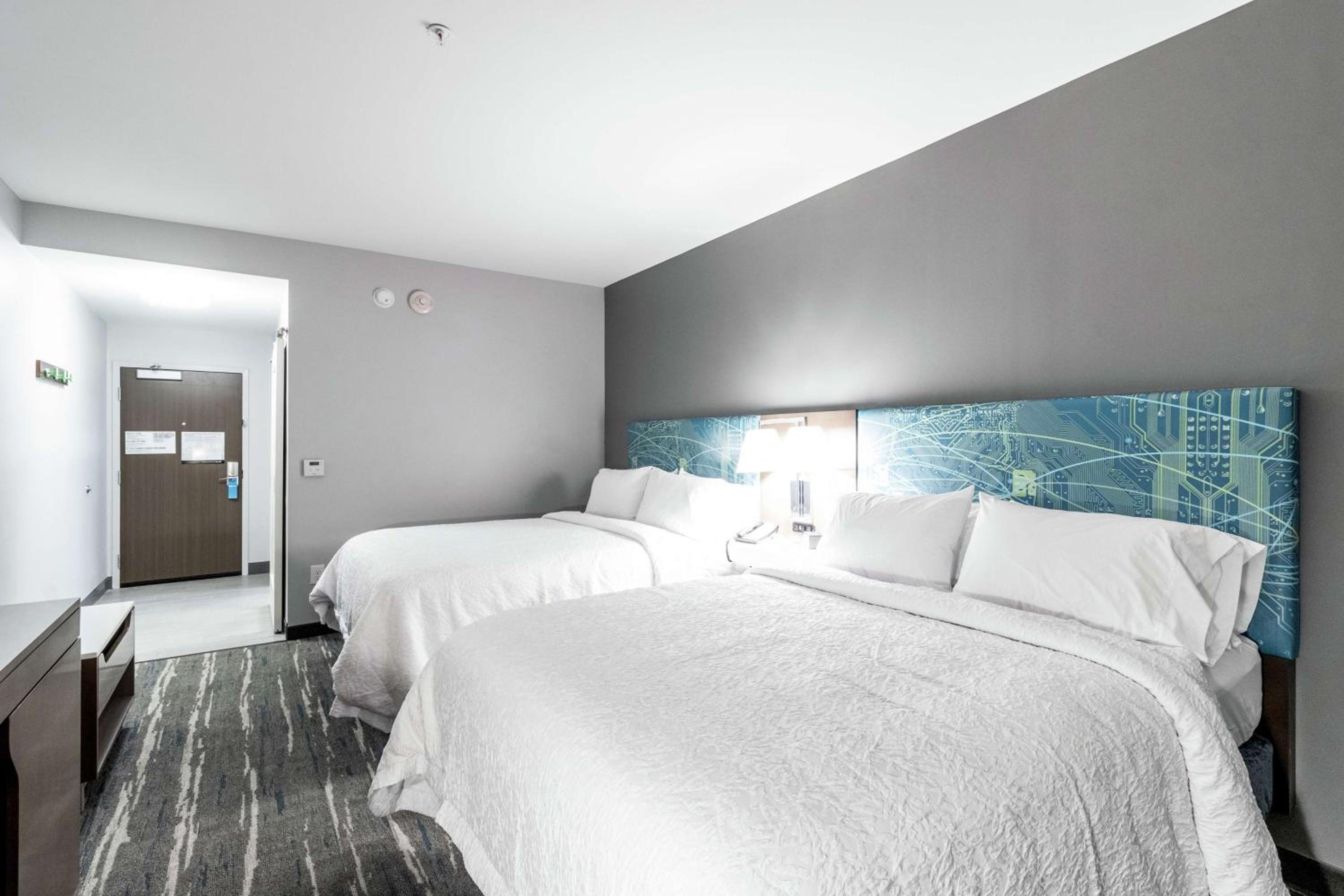 Queen Room with Two Queen Beds - Photo 5