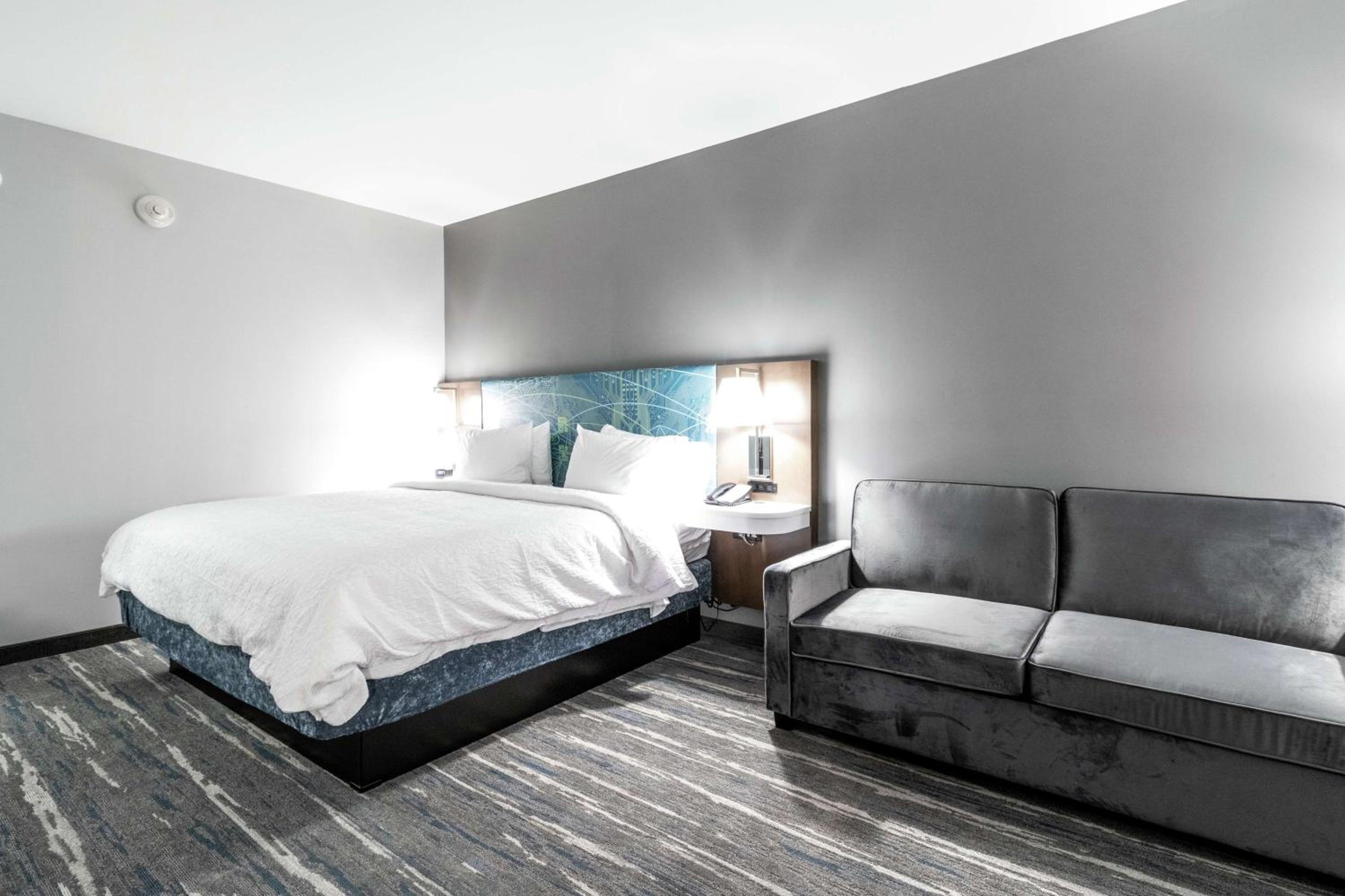 King Room with Sofa Bed - Photo 4