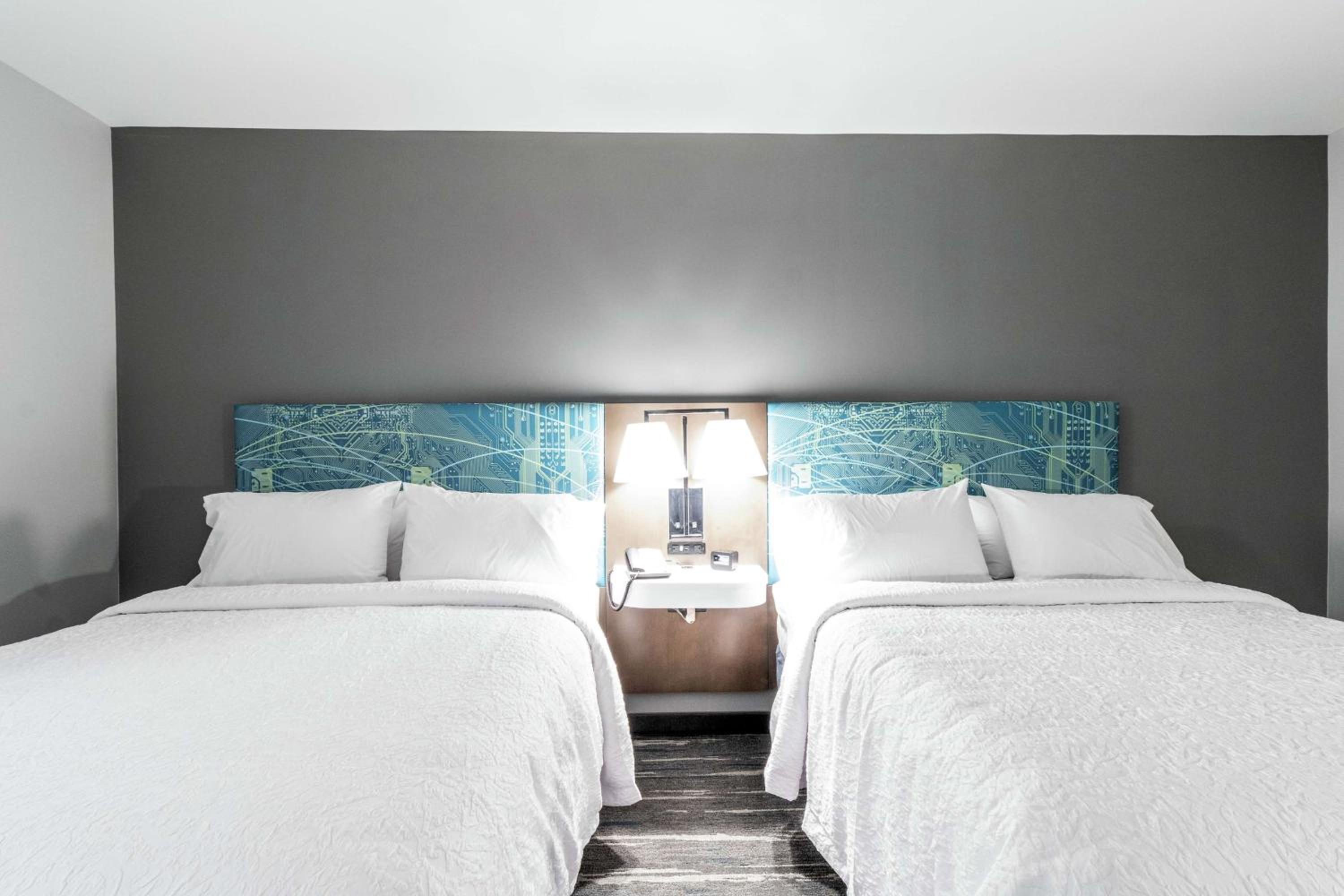 Queen Room with Two Queen Beds - Photo 4
