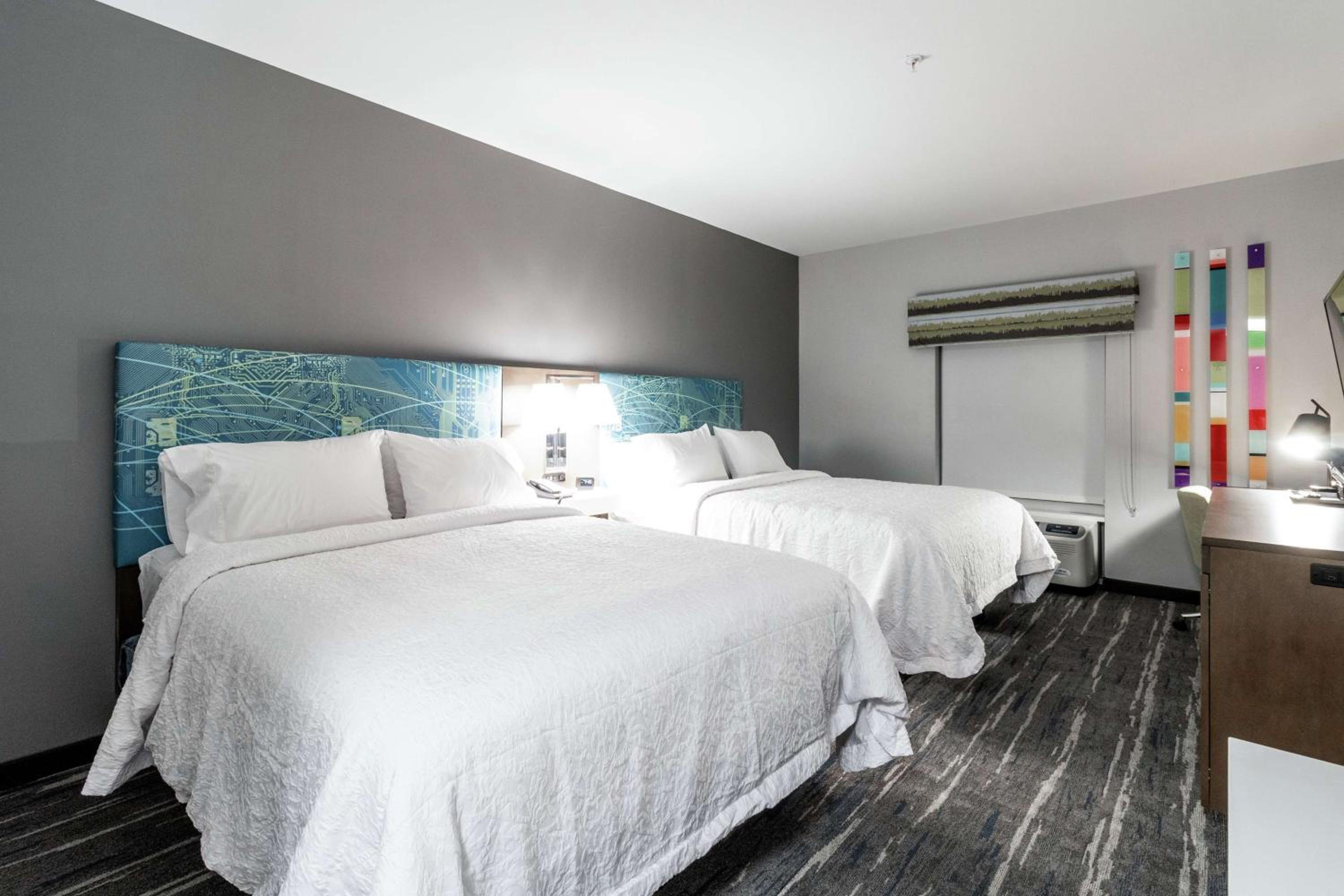 Queen Room with Two Queen Beds - Photo 3