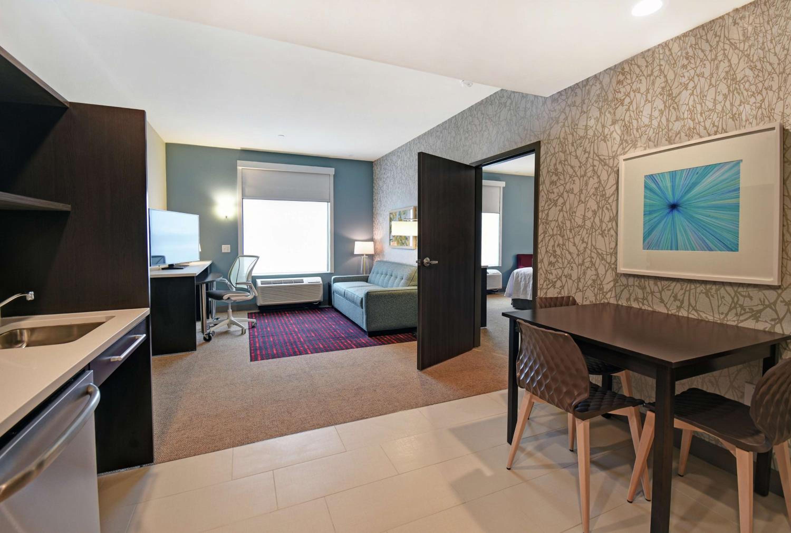 King Suite - Mobility and Hearing Access/Non-Smoking - Photo 3