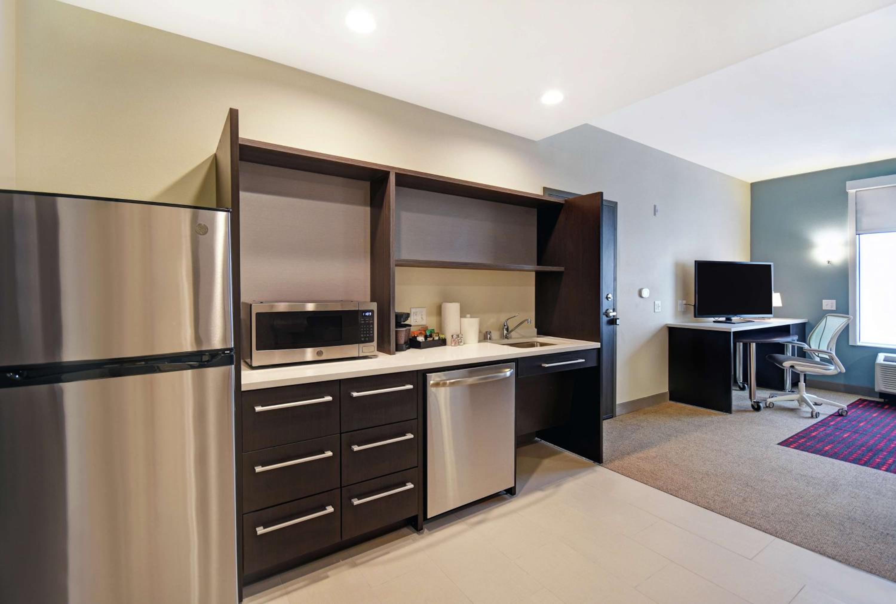 King Suite - Mobility and Hearing Access/Non-Smoking - Photo 4