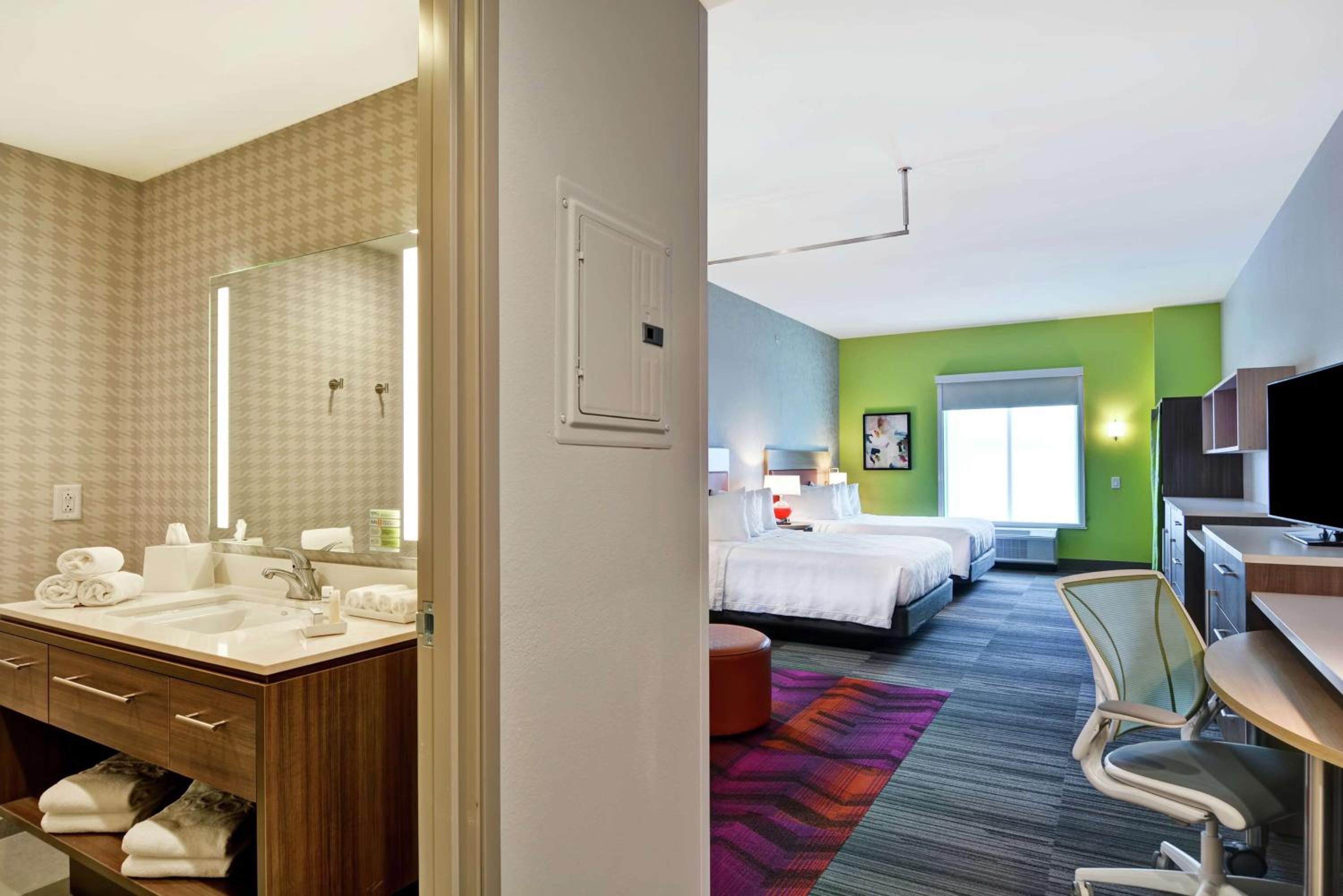Queen Studio Suite with Two Queen Beds - Hearing Accessible/Non-Smoking photo 2