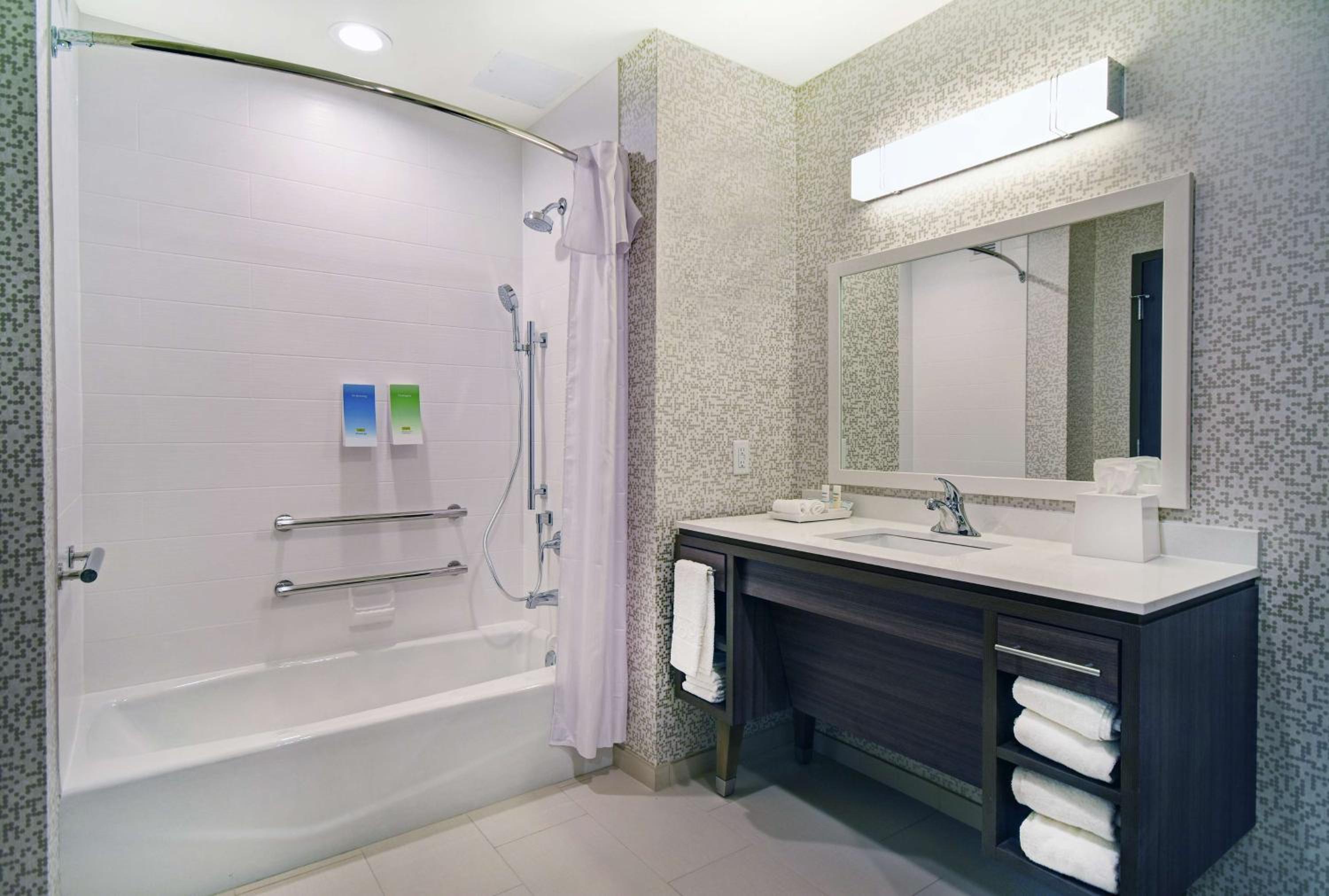King Suite - Mobility and Hearing Access/Non-Smoking - Photo 2