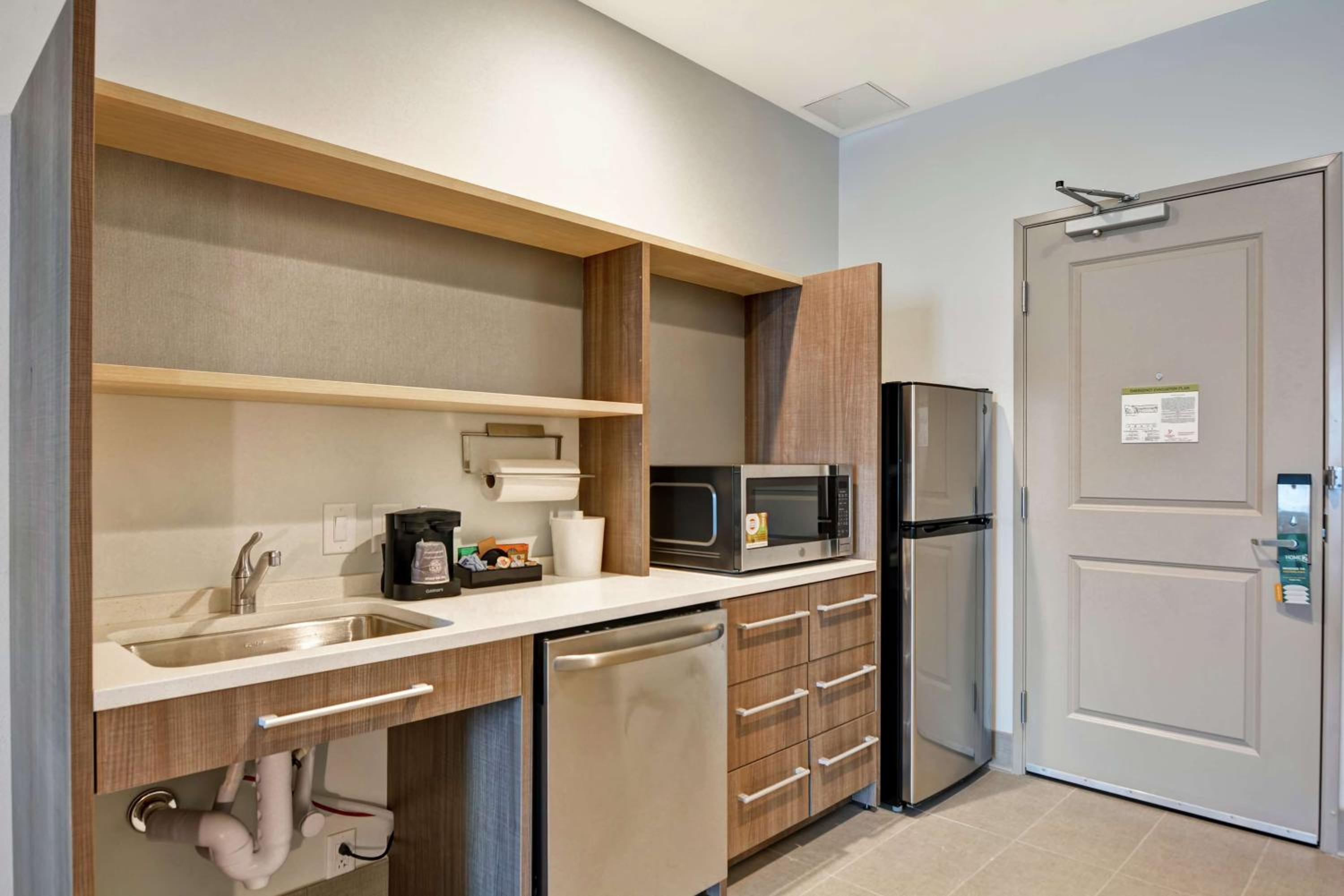 Queen Studio Suite with Two Queen Beds - Hearing Accessible/Non-Smoking photo 3