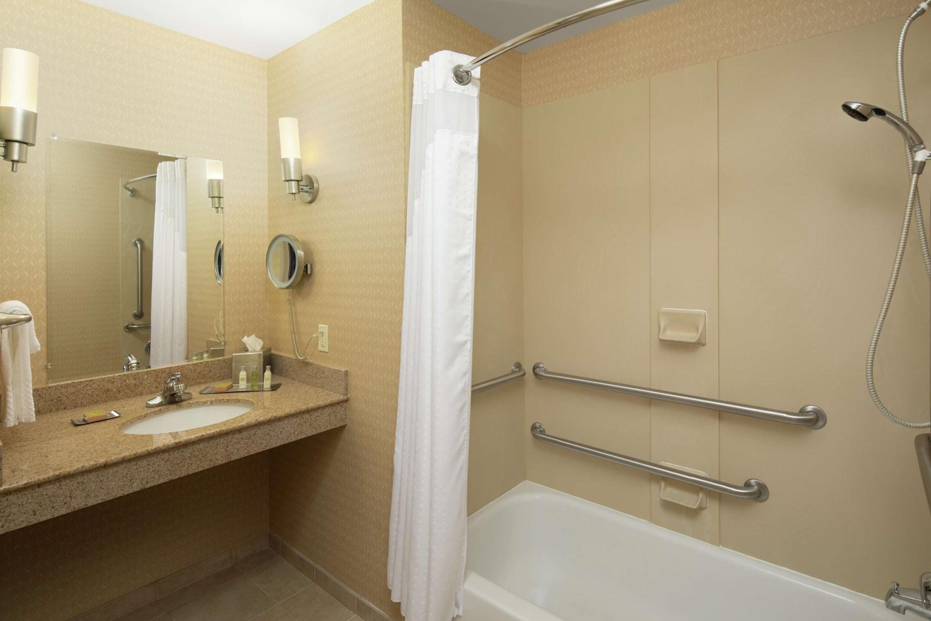King Room with Tub - Mobility and Hearing Access - Photo 3
