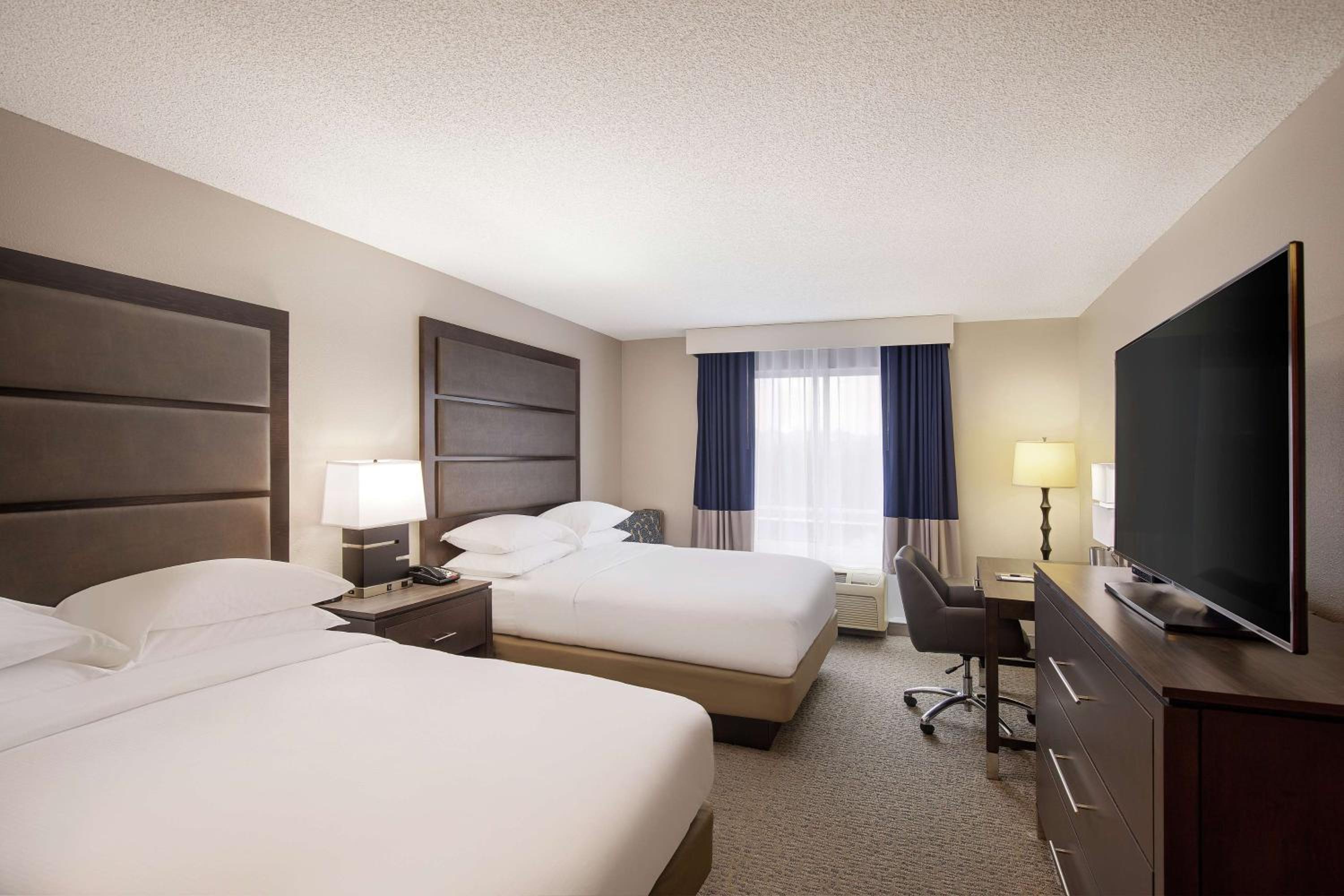Queen Room with Two Queen Beds - Photo 4