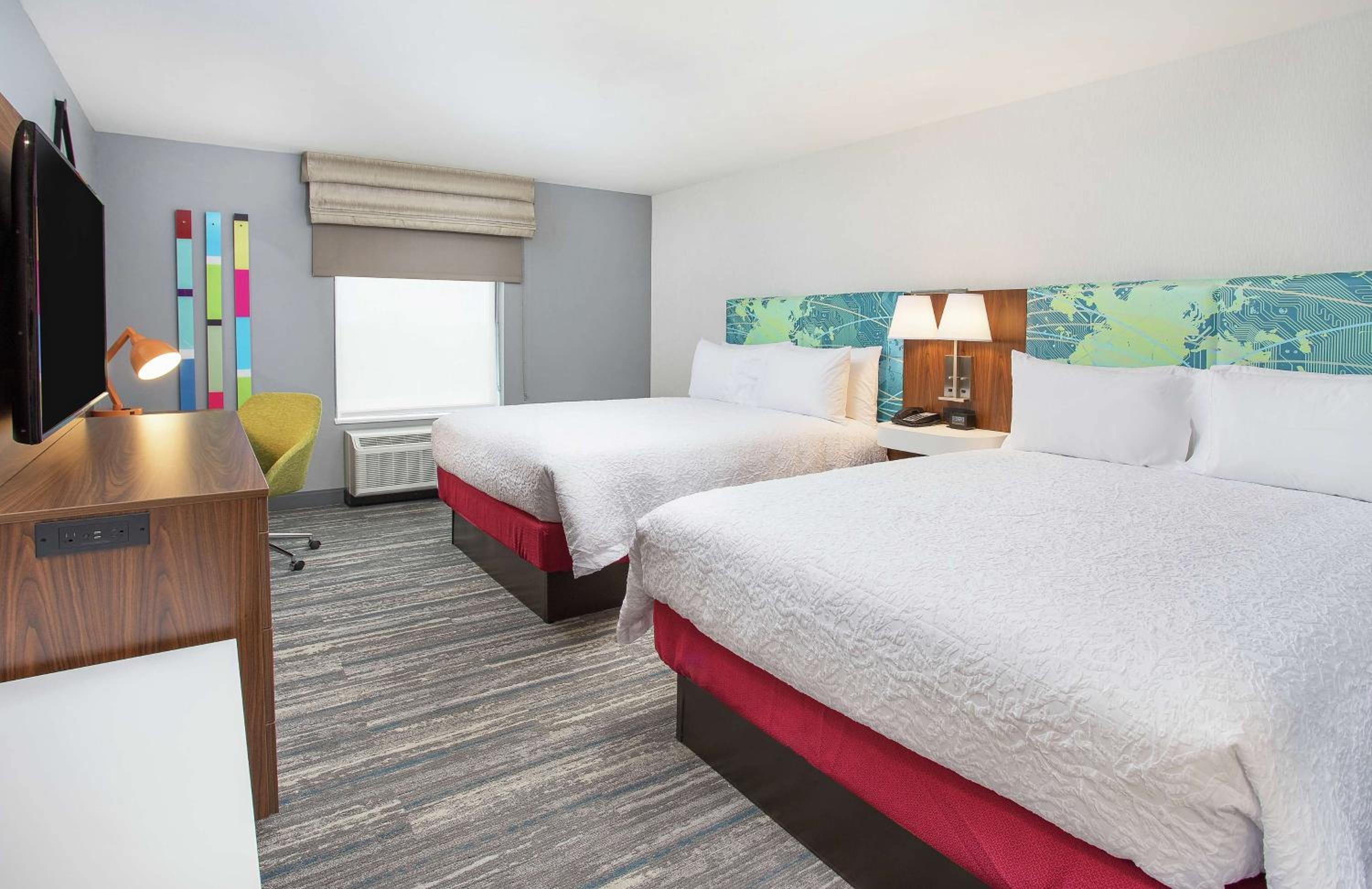 Queen Room with Two Queen Beds - Photo 3