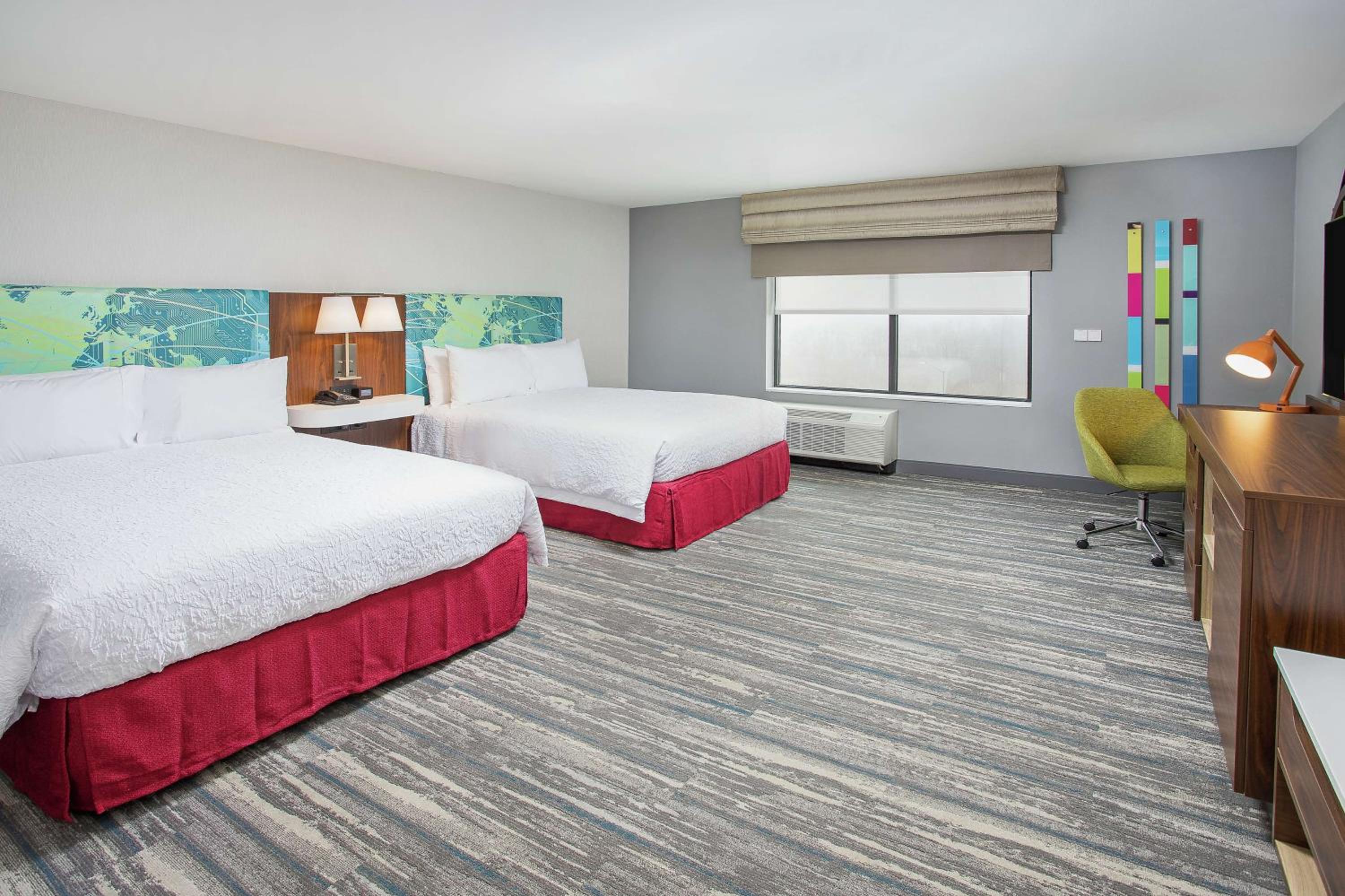 Queen Room with Two Queen Beds - Photo 2
