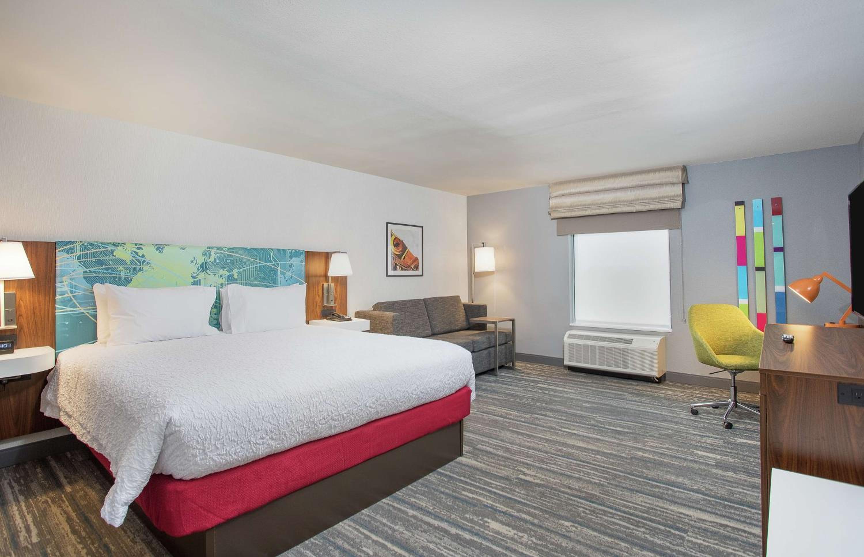 King Room with Sofa Bed - Photo 3