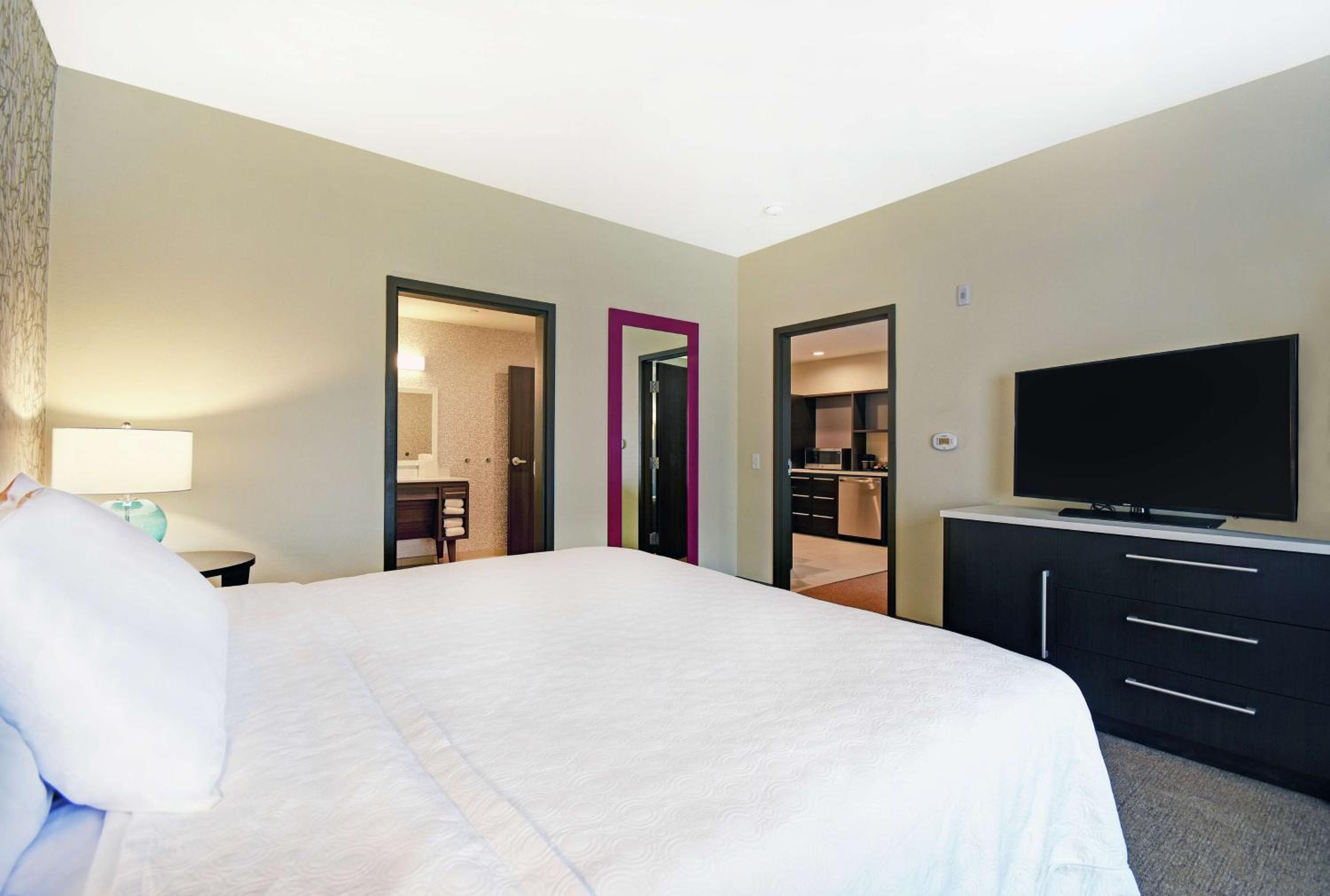 King Suite - Mobility and Hearing Access/Non-Smoking - Photo 5