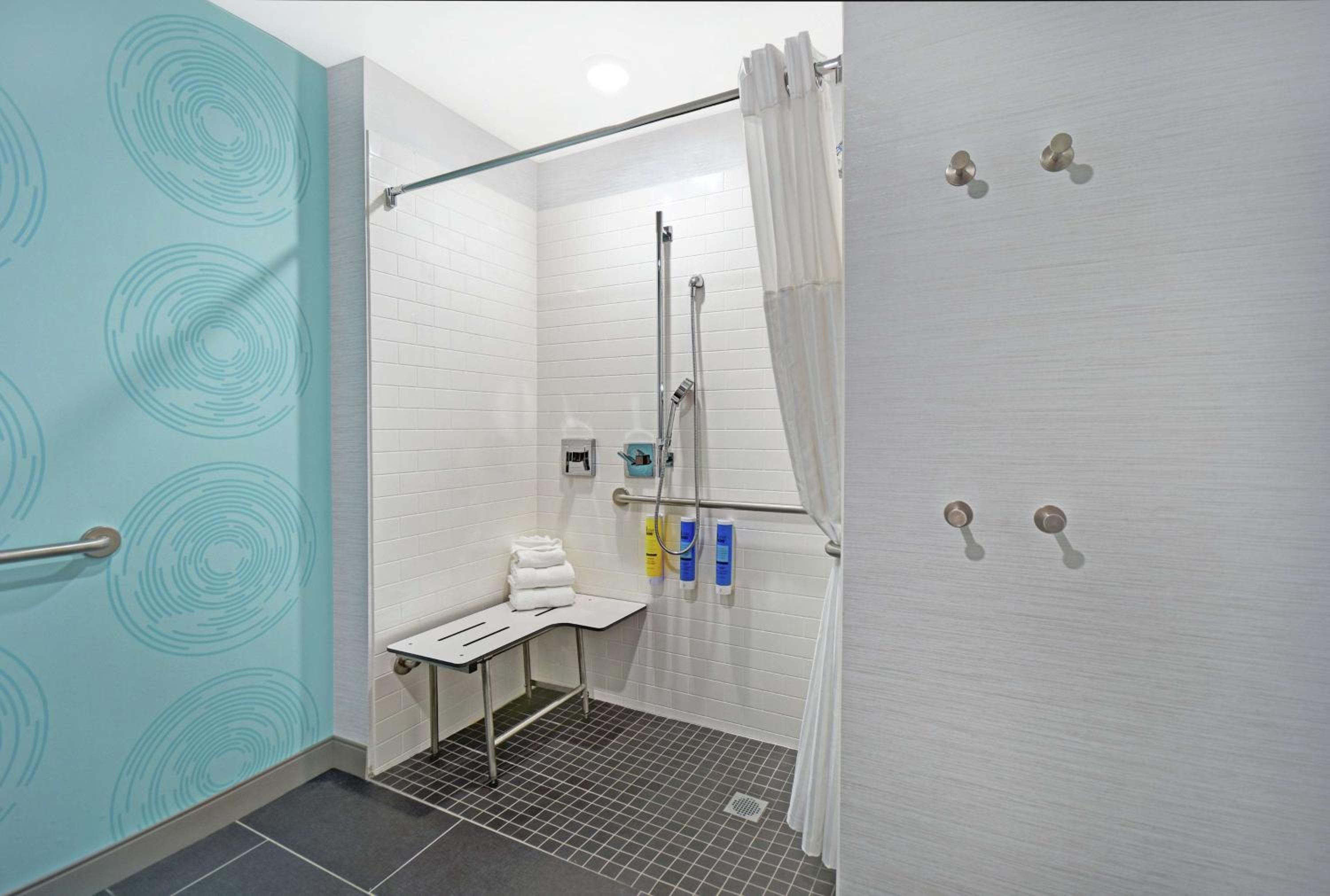 King Room with Roll-In Shower - Mobility and Hearing Access - Photo 2