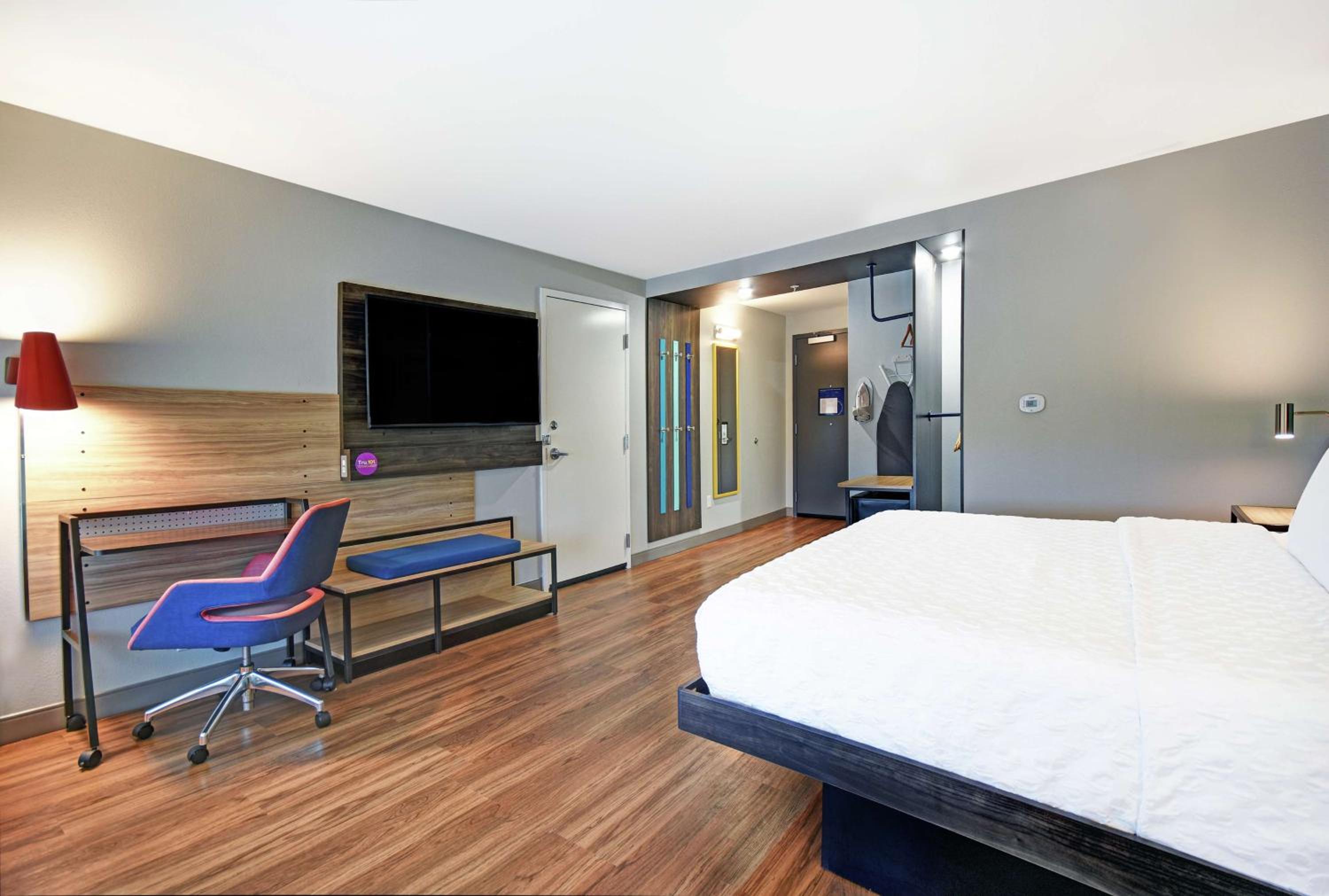 King Room with Roll-In Shower - Mobility and Hearing Access - Photo 1