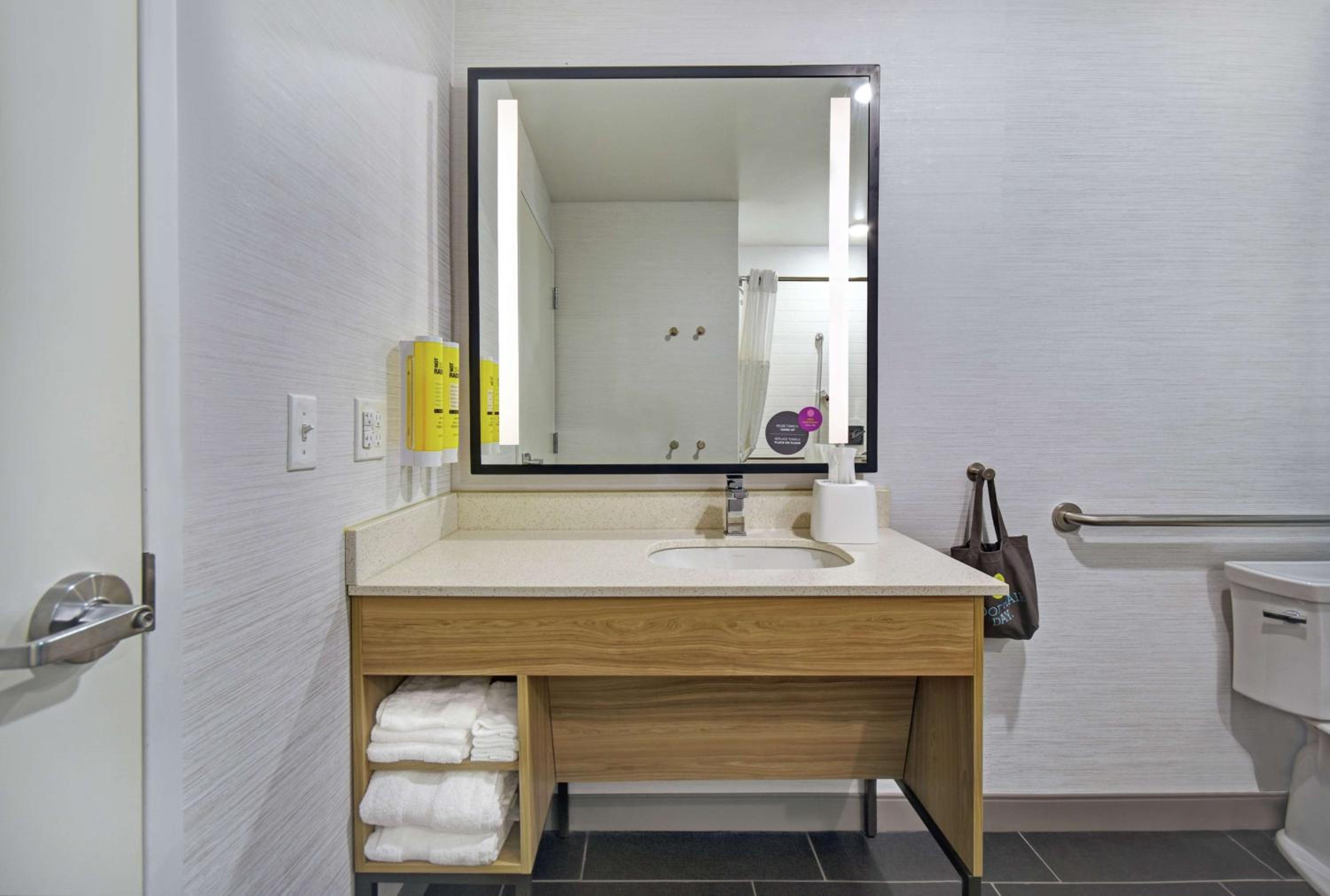 King Room with Roll-In Shower - Mobility and Hearing Access - Photo 3