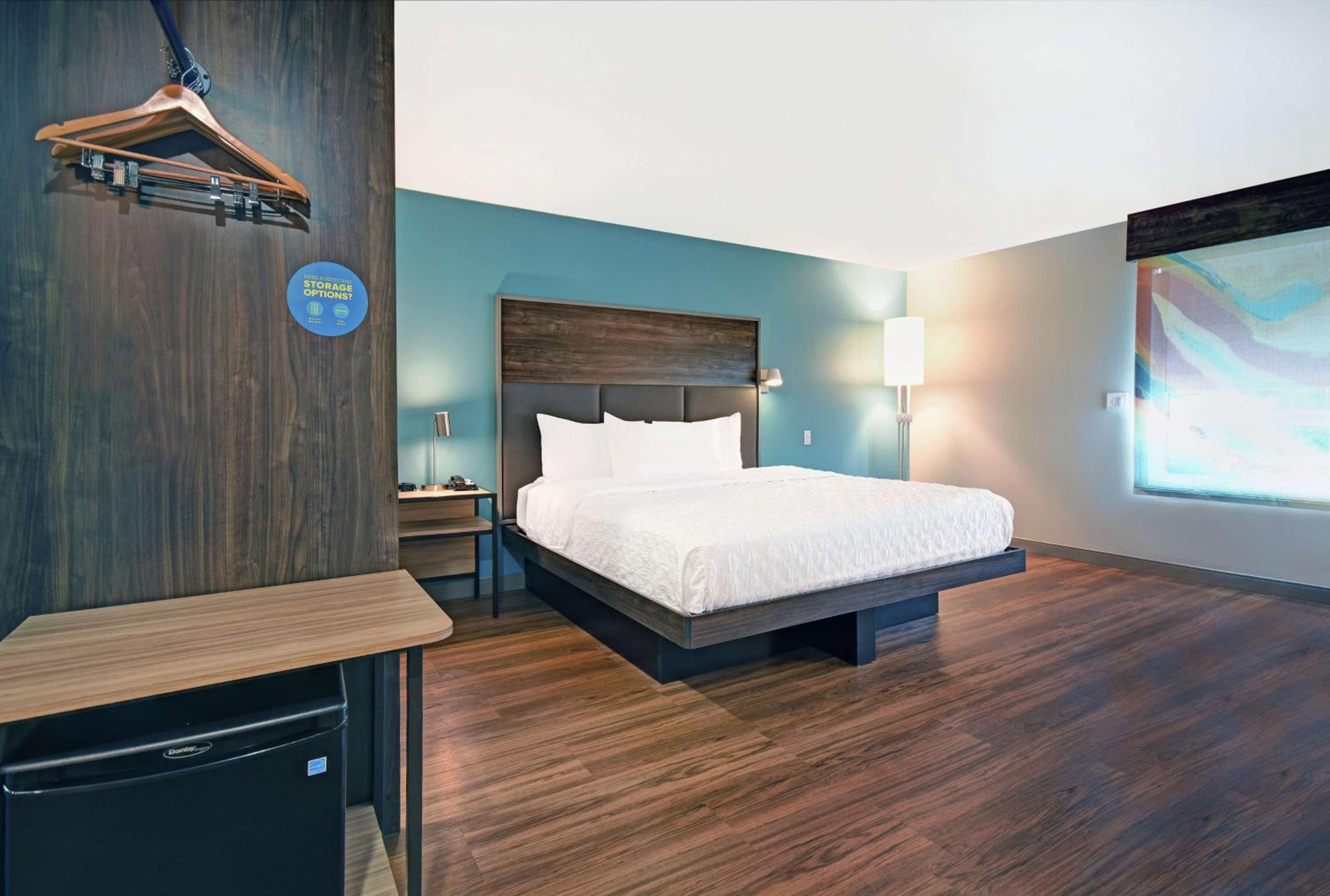 King Room with Roll-In Shower - Mobility and Hearing Access - Photo 4