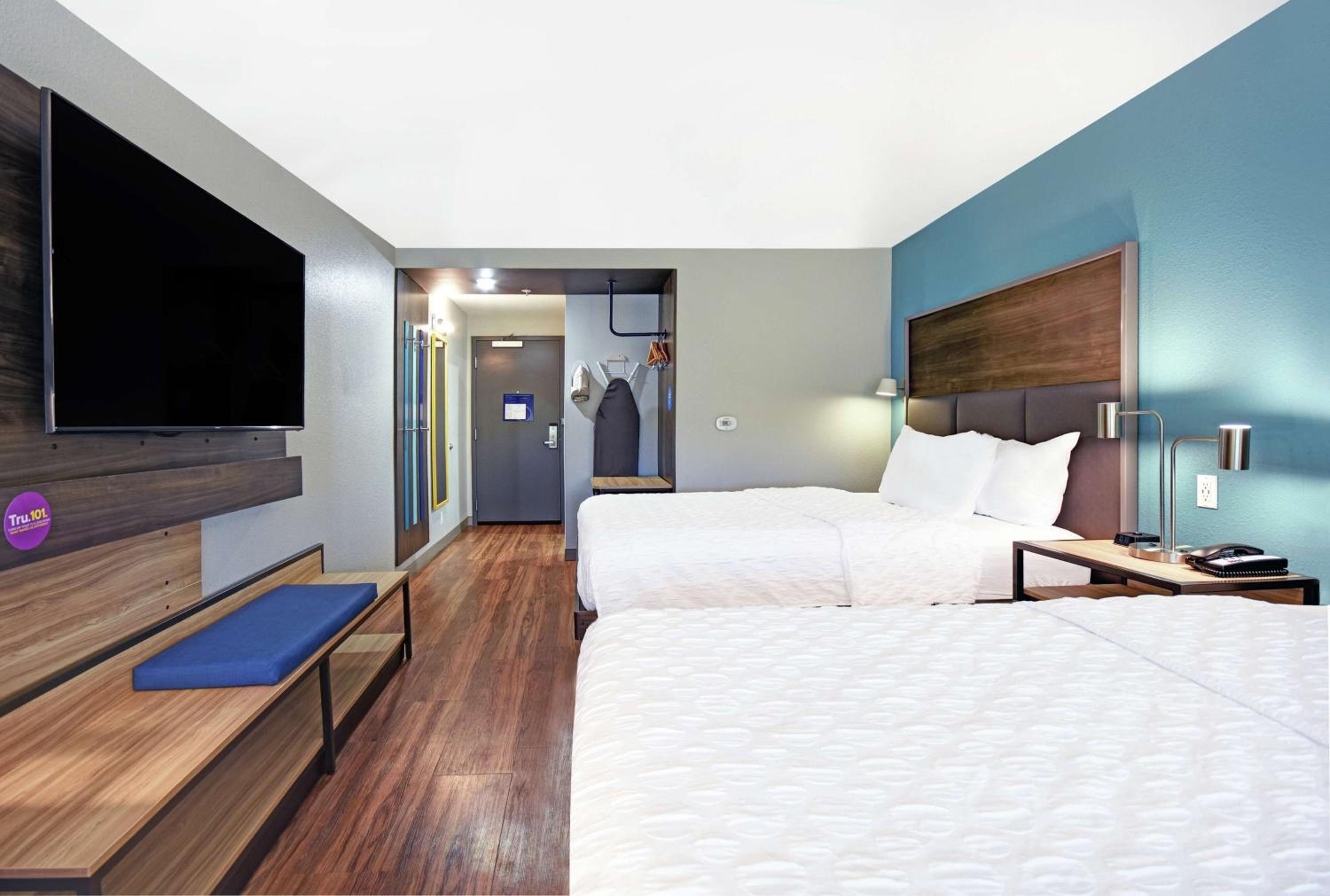 Queen Room with Two Queen Beds - Photo 4