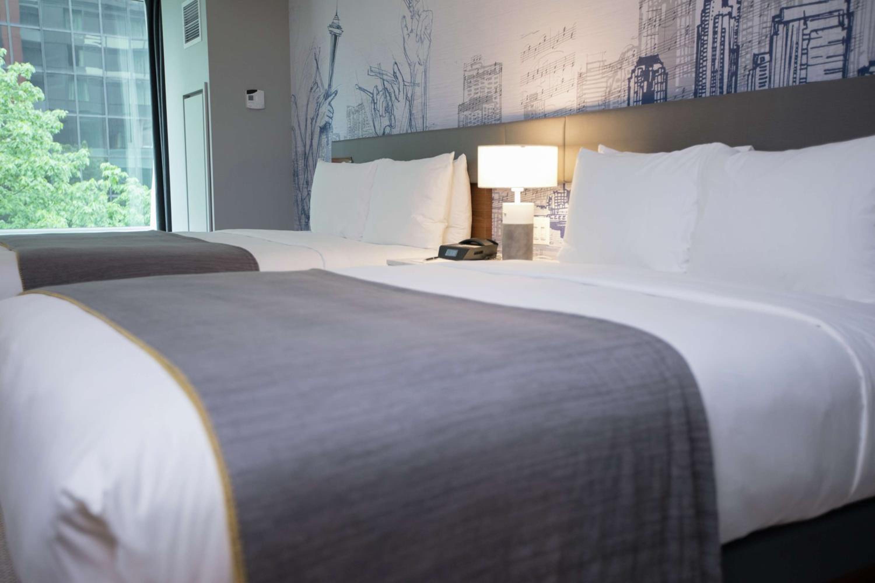 Queen Room with Two Queen Beds - Photo 2