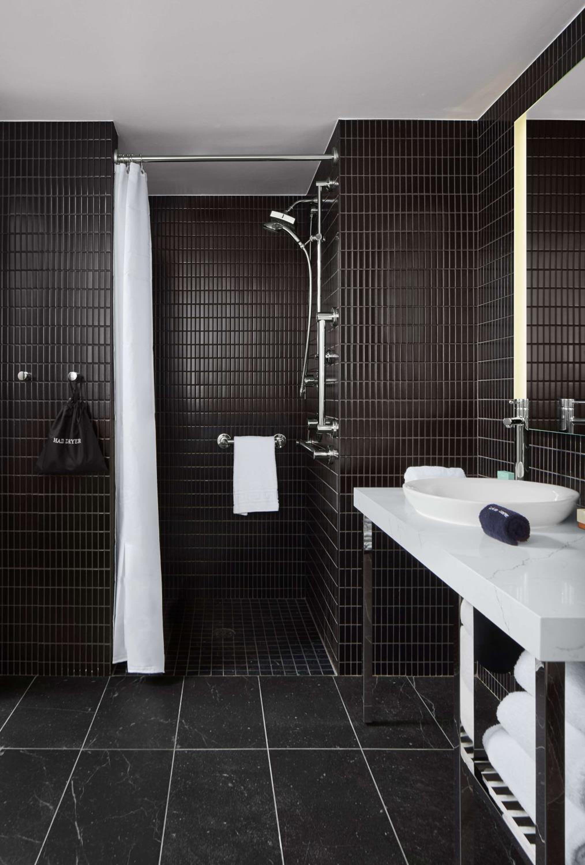 Queen Room with Two Queen Beds and Transfer Shower - Mobility Access - Photo 3