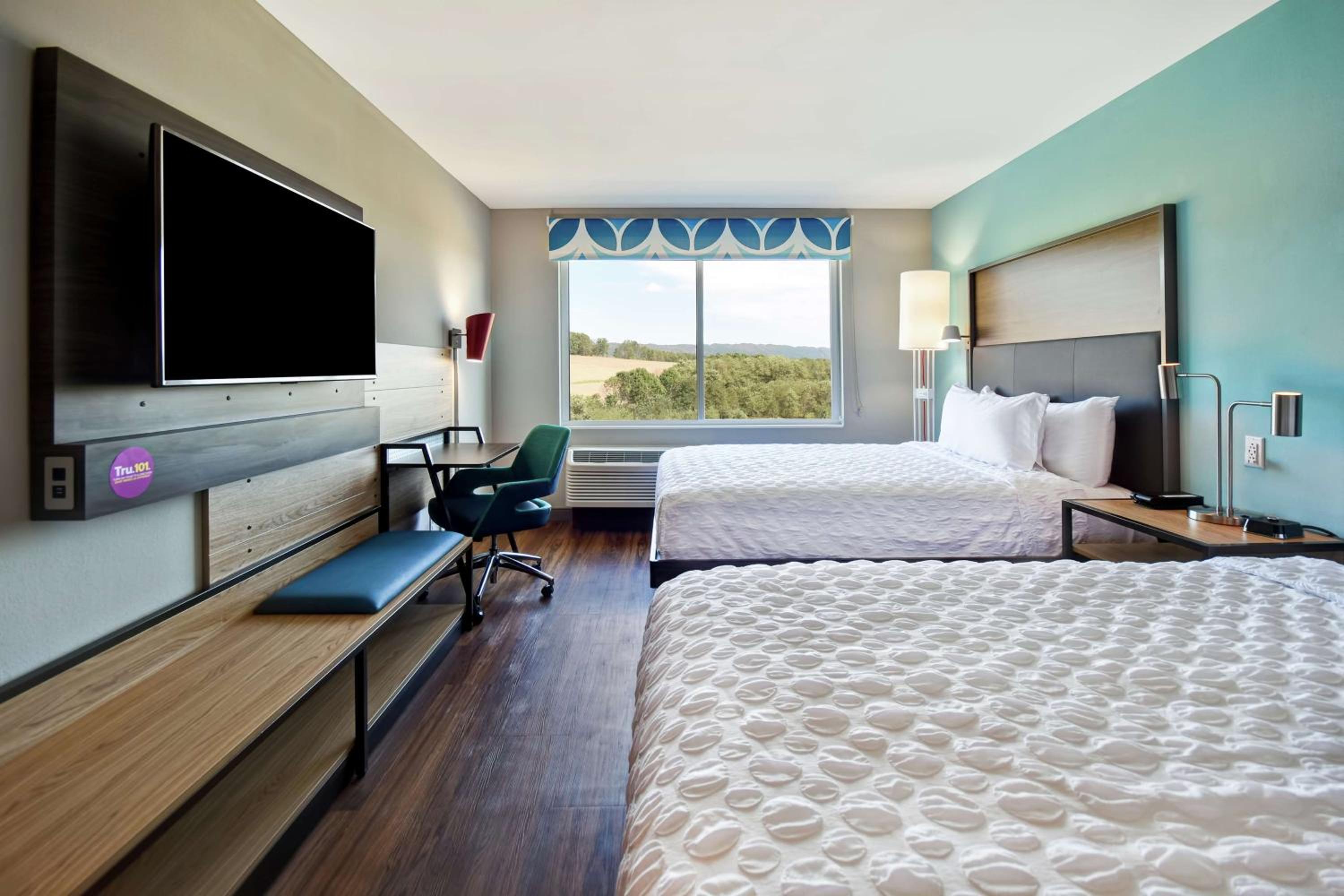Queen Room with Two Queen Beds - Photo 4