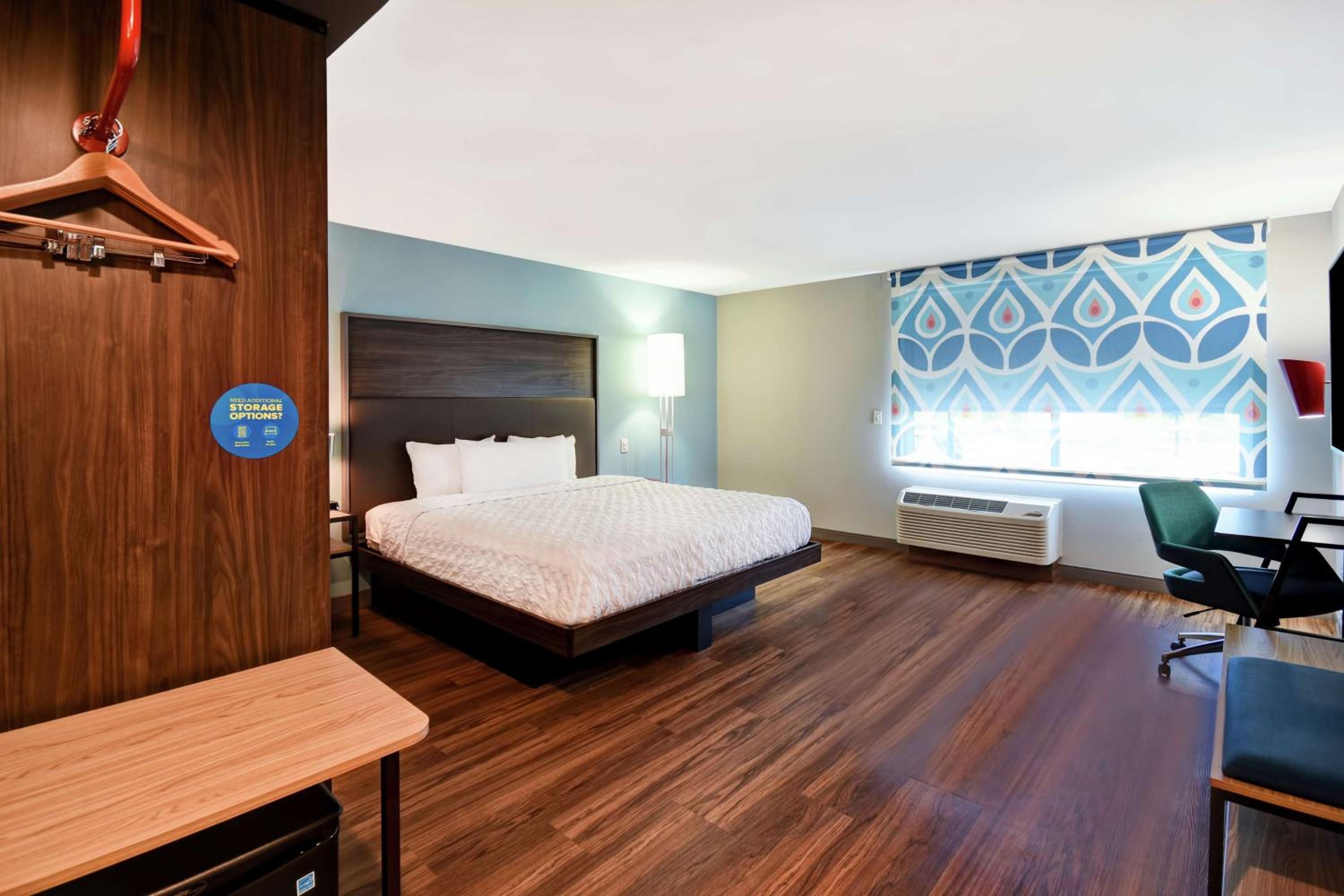 King Room with Tub - Hearing Accessible  - Photo 1