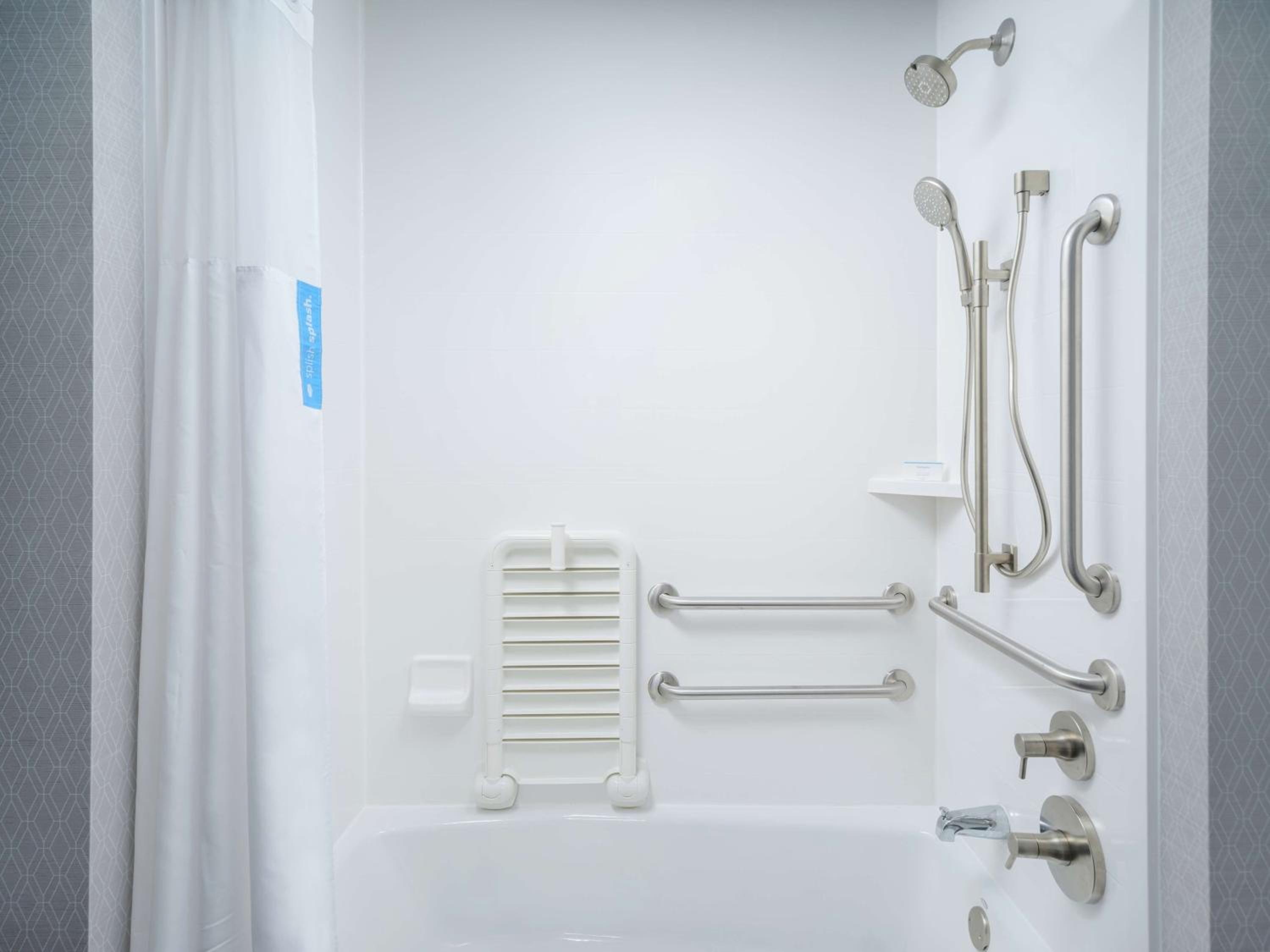Queen Room with Bath Tub - Mobility Accessible - Non-Smoking photo 3