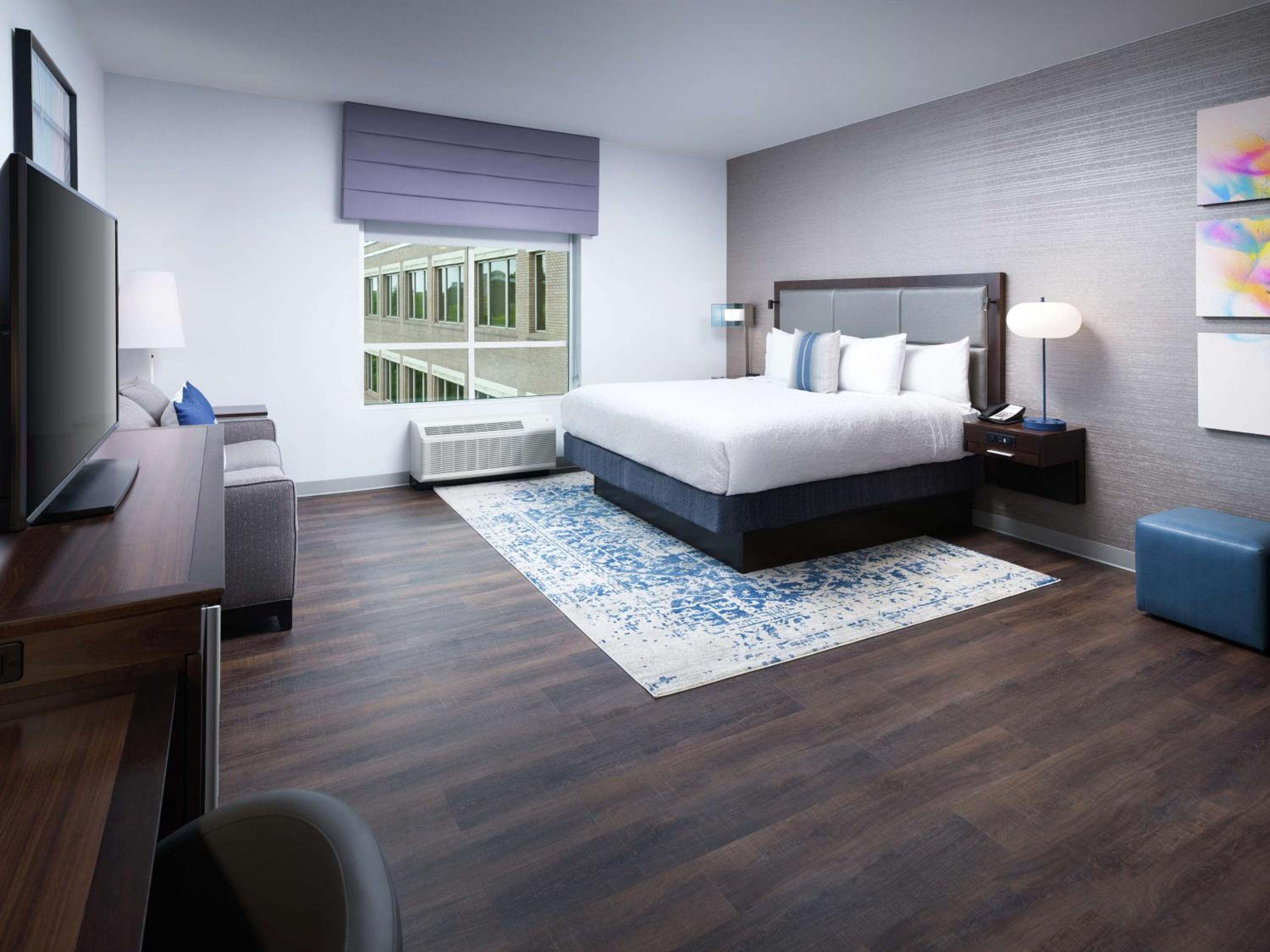 King Room with Sofa Bed - Hearing Accessible/Non-Smoking photo 3