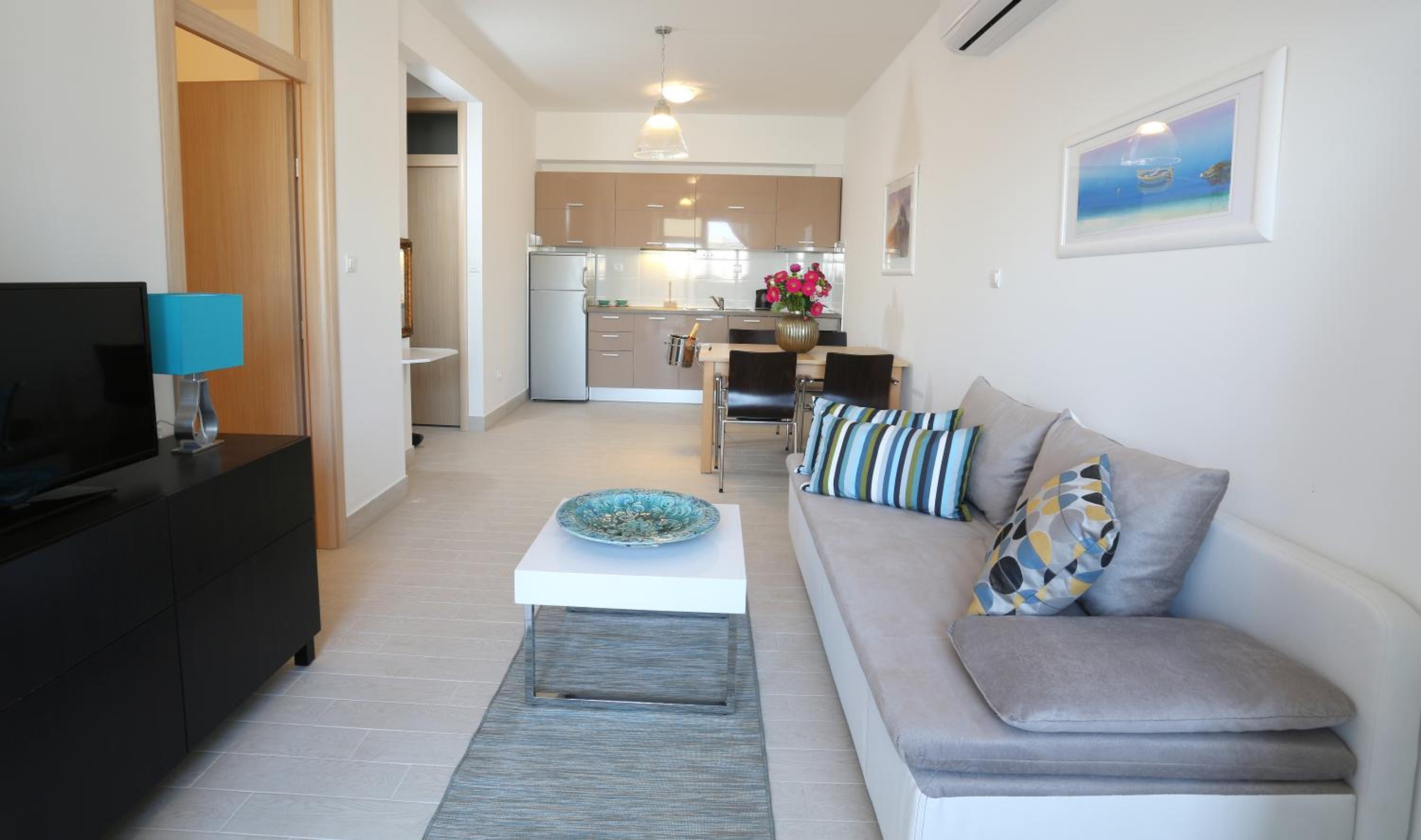 Apartment with Pool View 