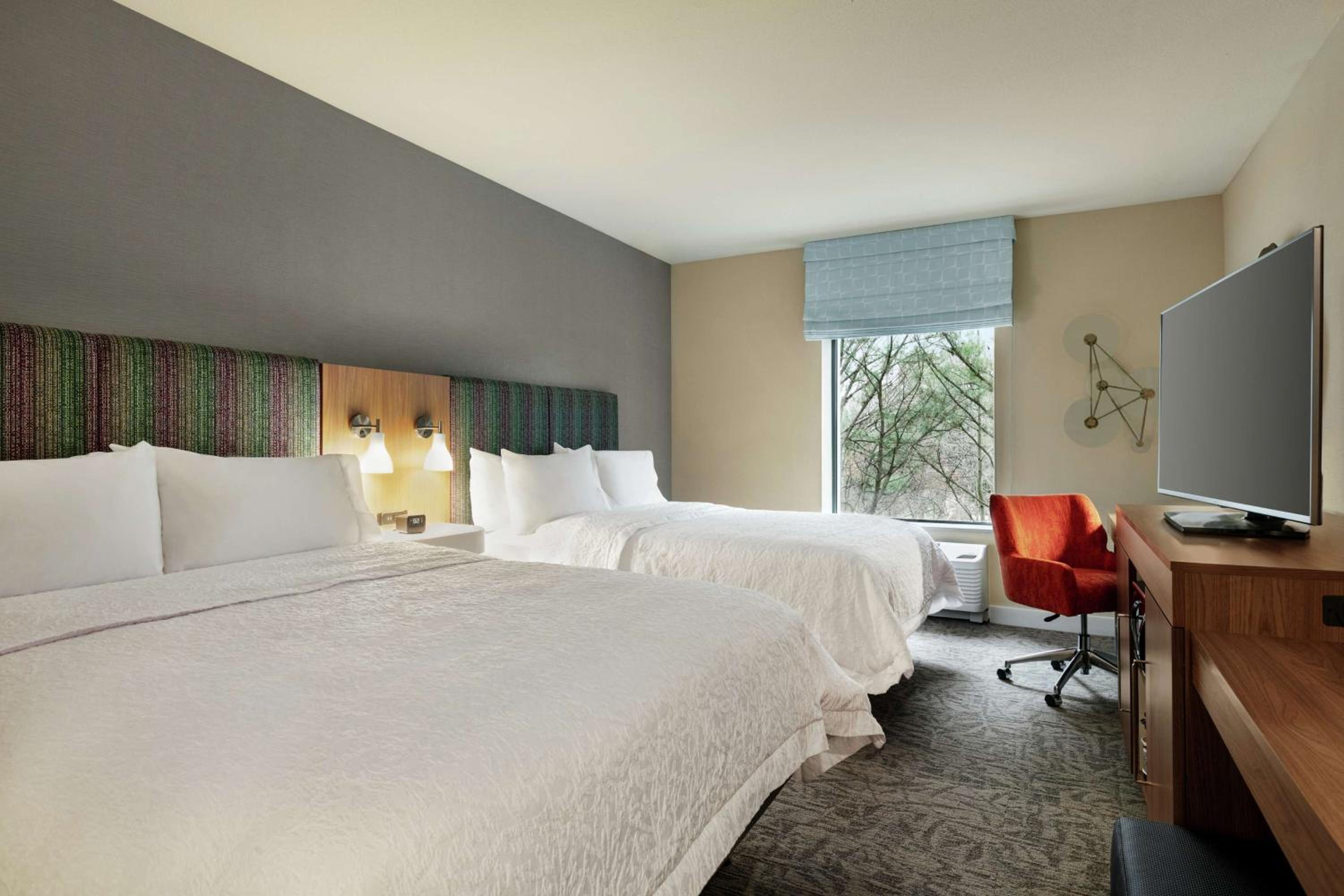 Queen Room with Two Queen Beds photo 3