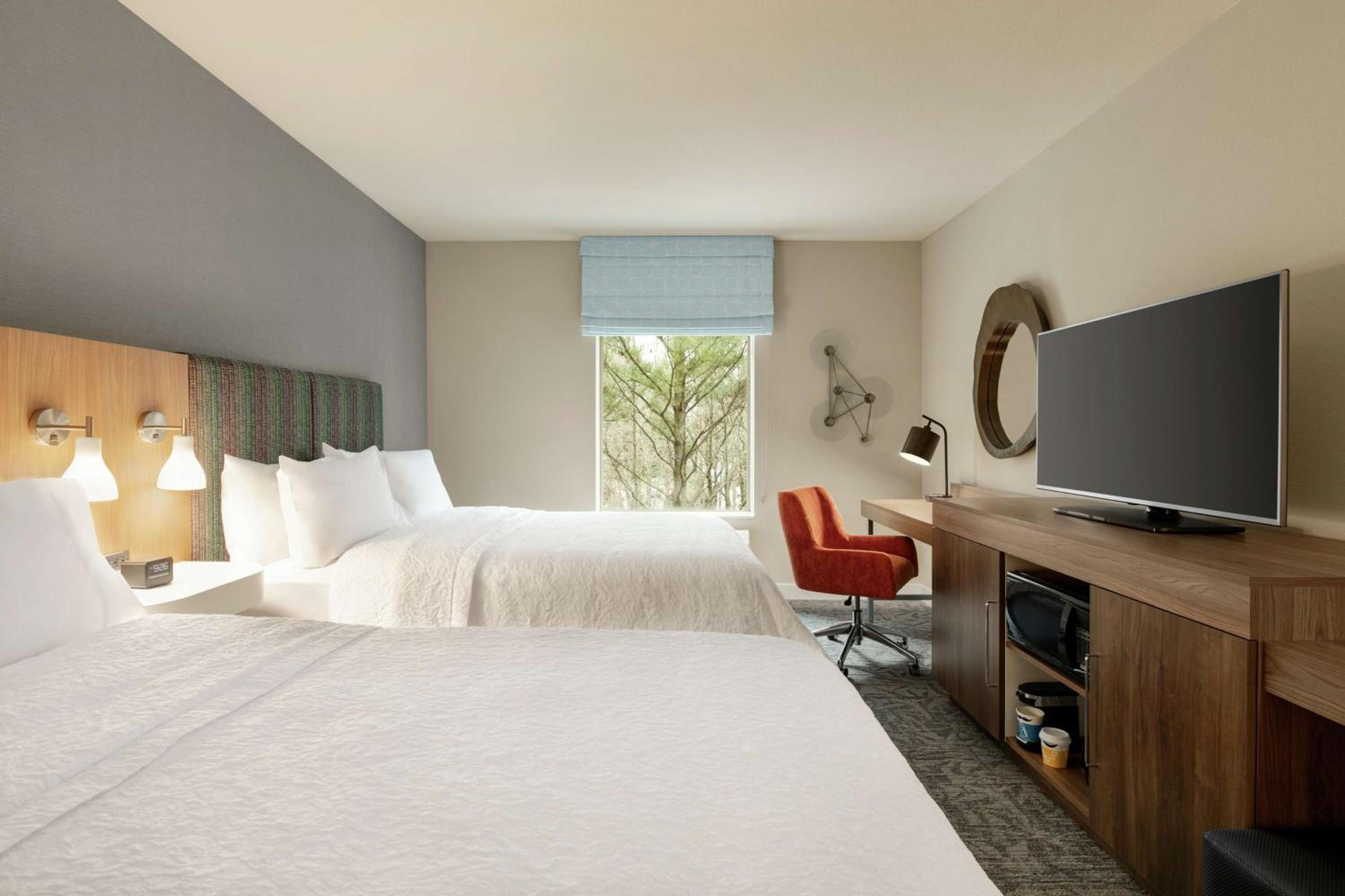 Queen Room with Two Queen Beds - Hearing Access/Non-Smoking photo 3