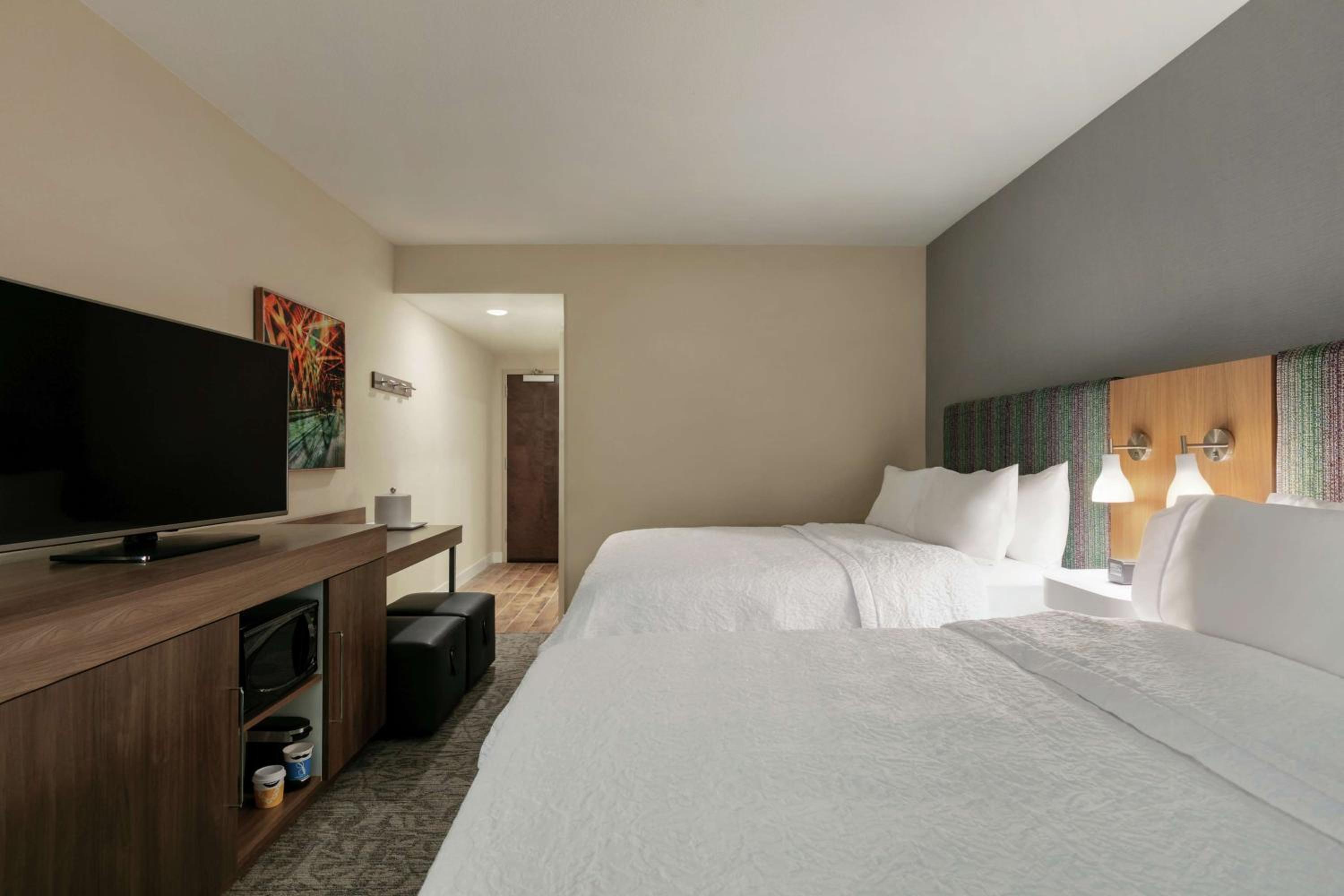 Queen Room with Two Queen Beds photo 2