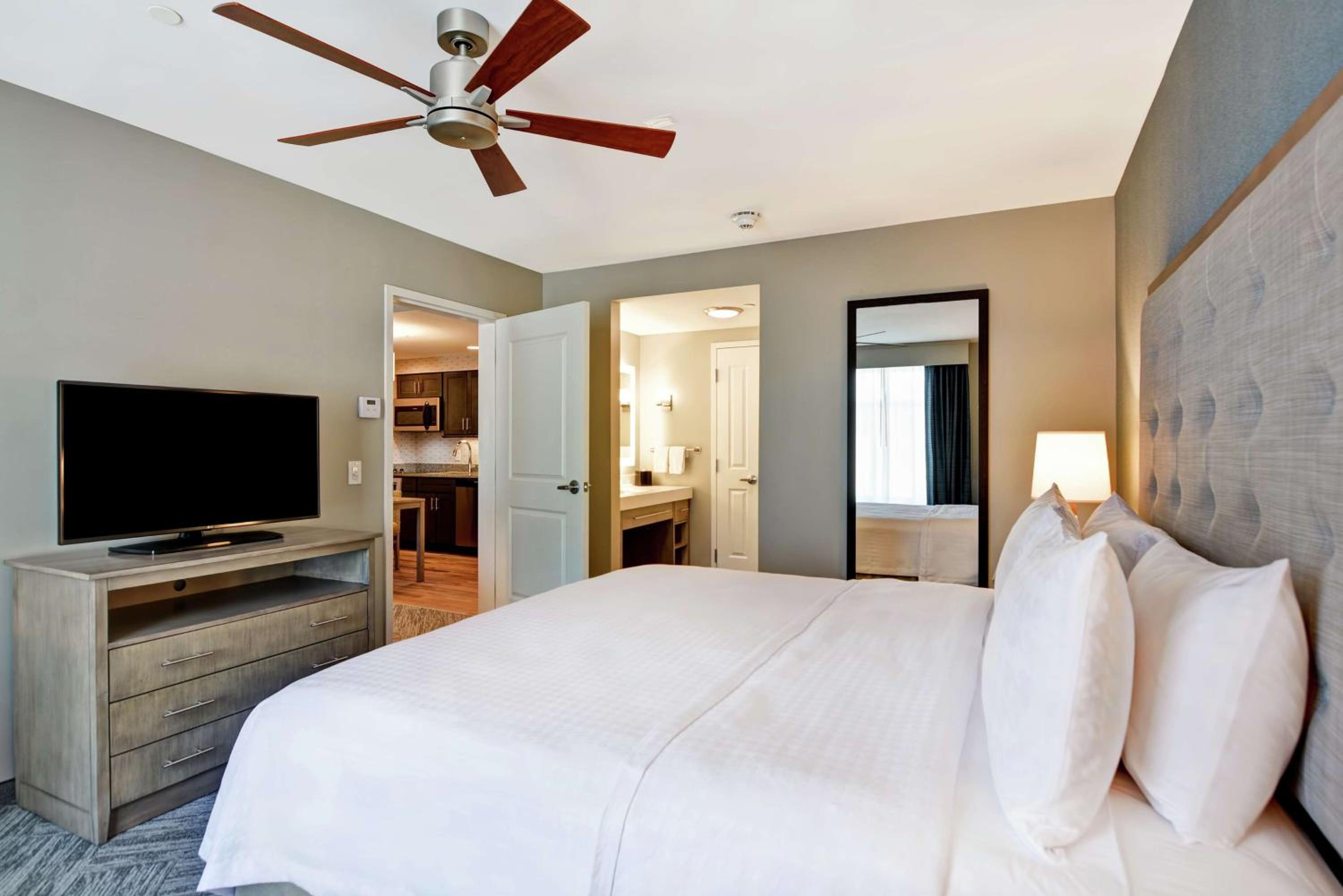 One-Bedroom King Suite - Non-Smoking - Photo 2