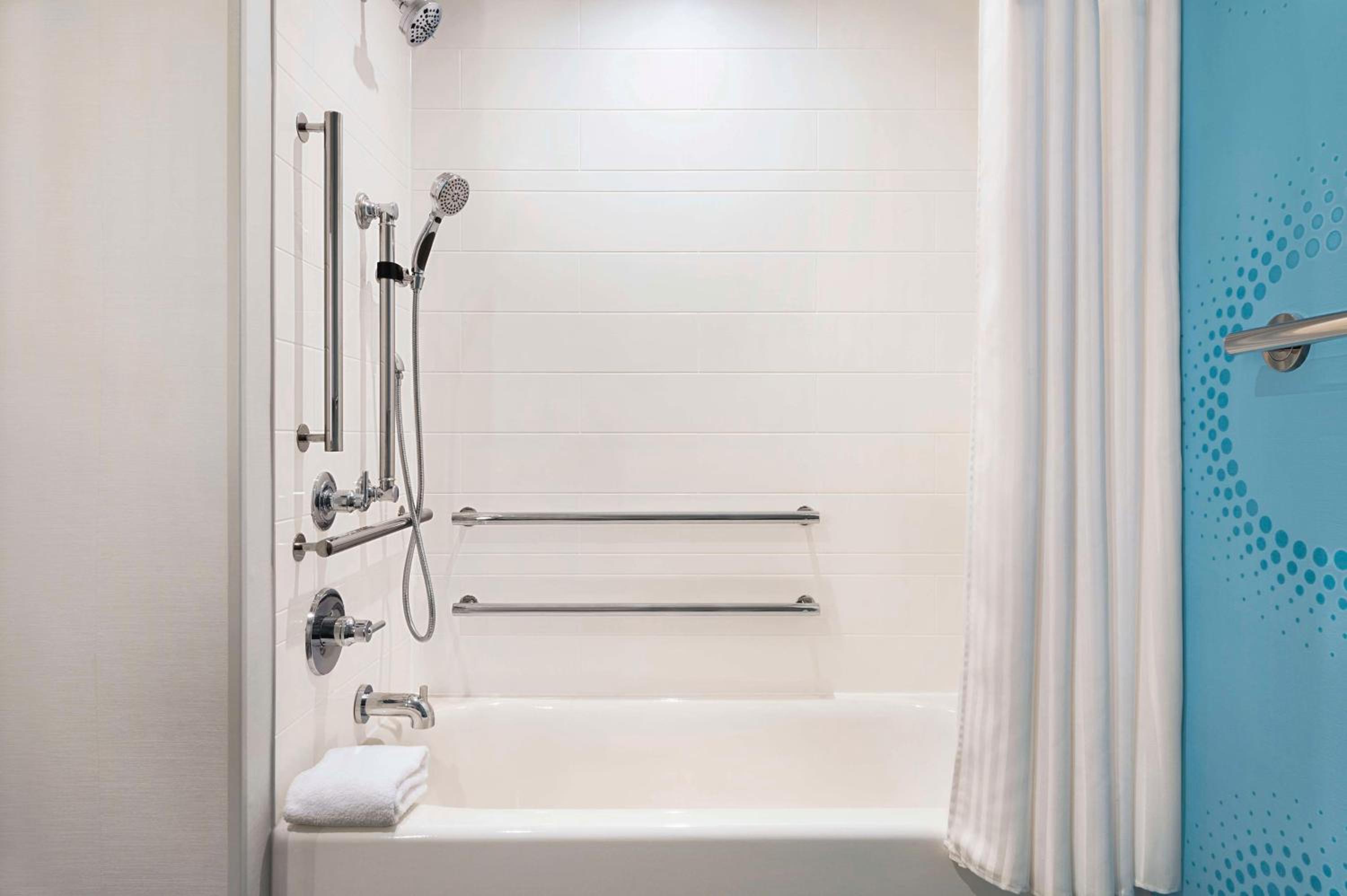 King Room with Accessible Tub - Mobility Access - Photo 3
