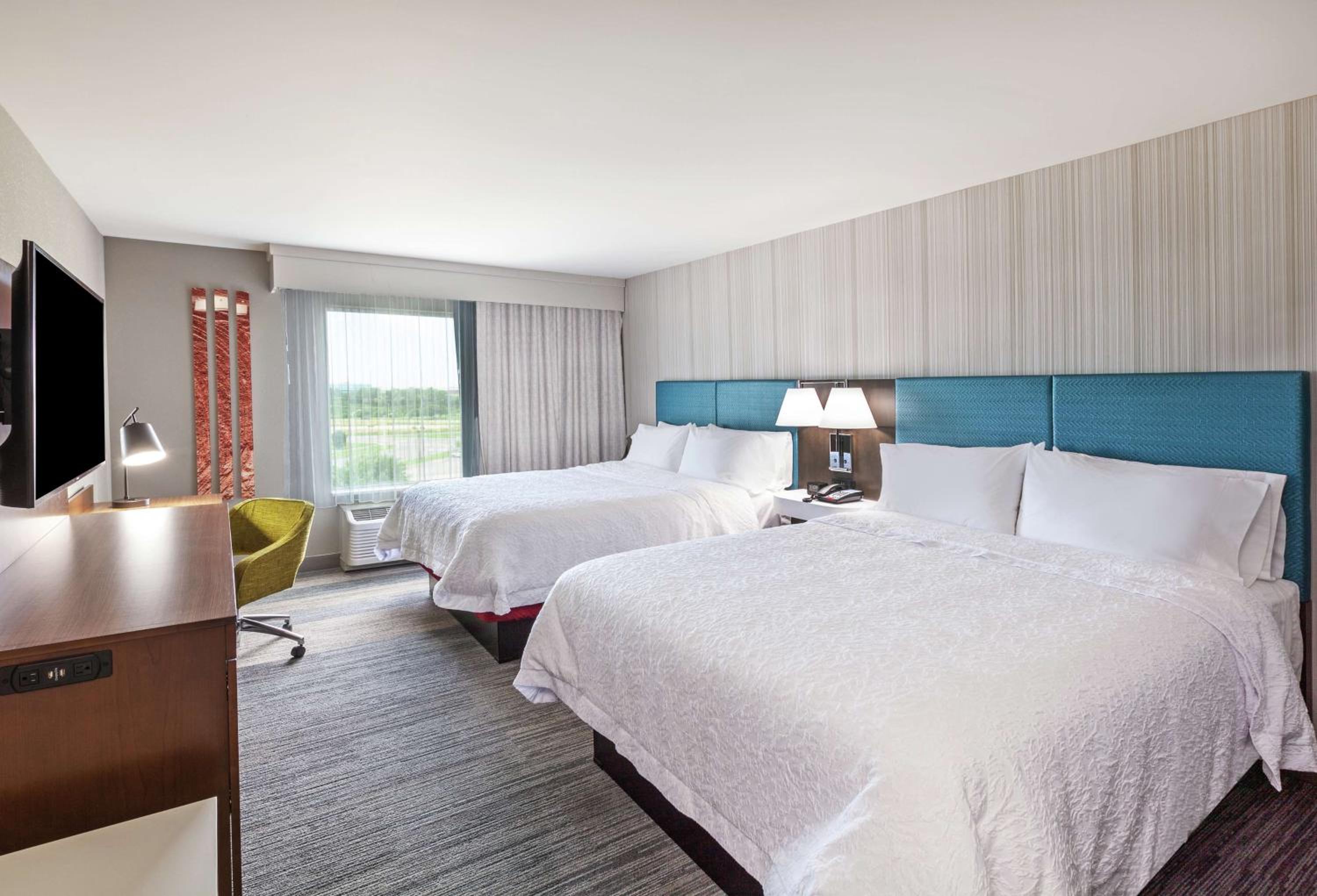 Queen Room with Two Queen Beds - Non-Smoking - Photo 3