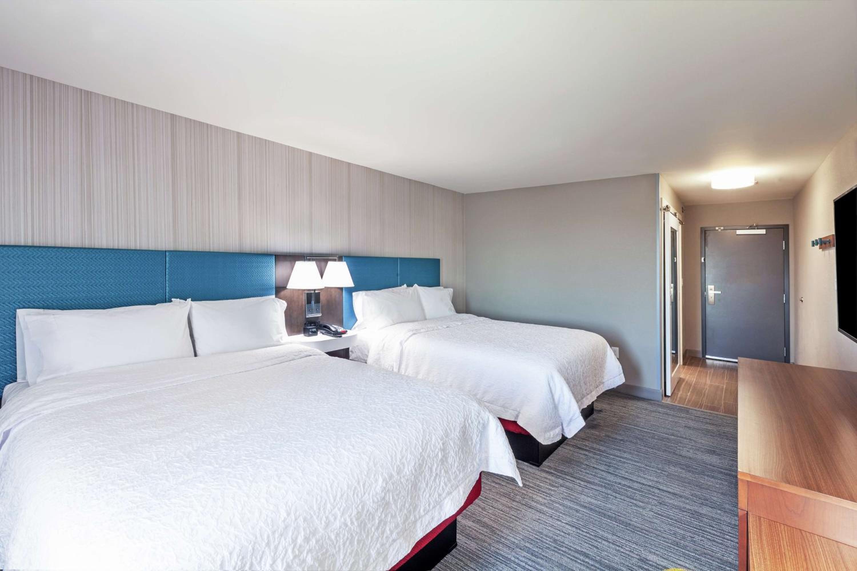 Queen Room with Two Queen Beds - Non-Smoking - Photo 2