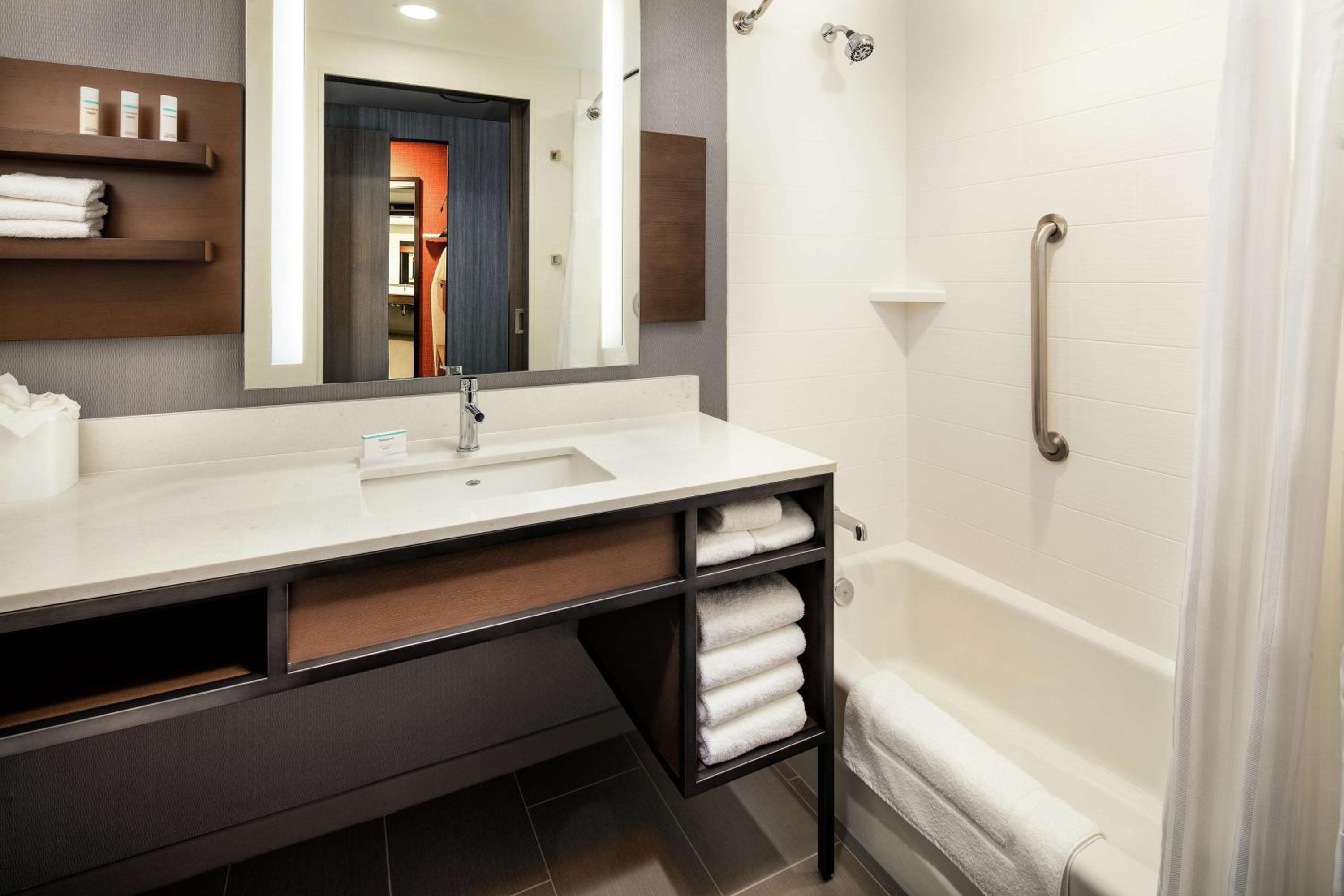 King Room with Accessible Tub - Mobility Access - Photo 3