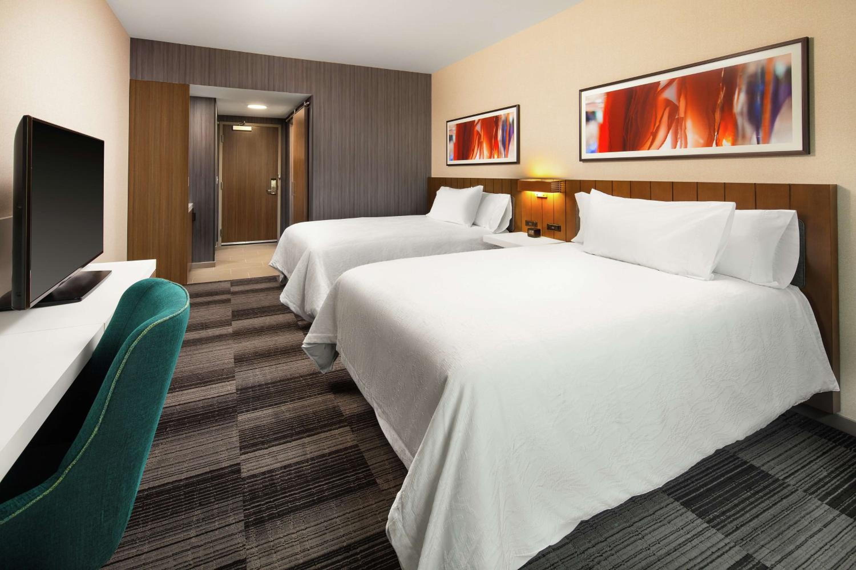 Queen Room with Two Queen Beds - Photo 4