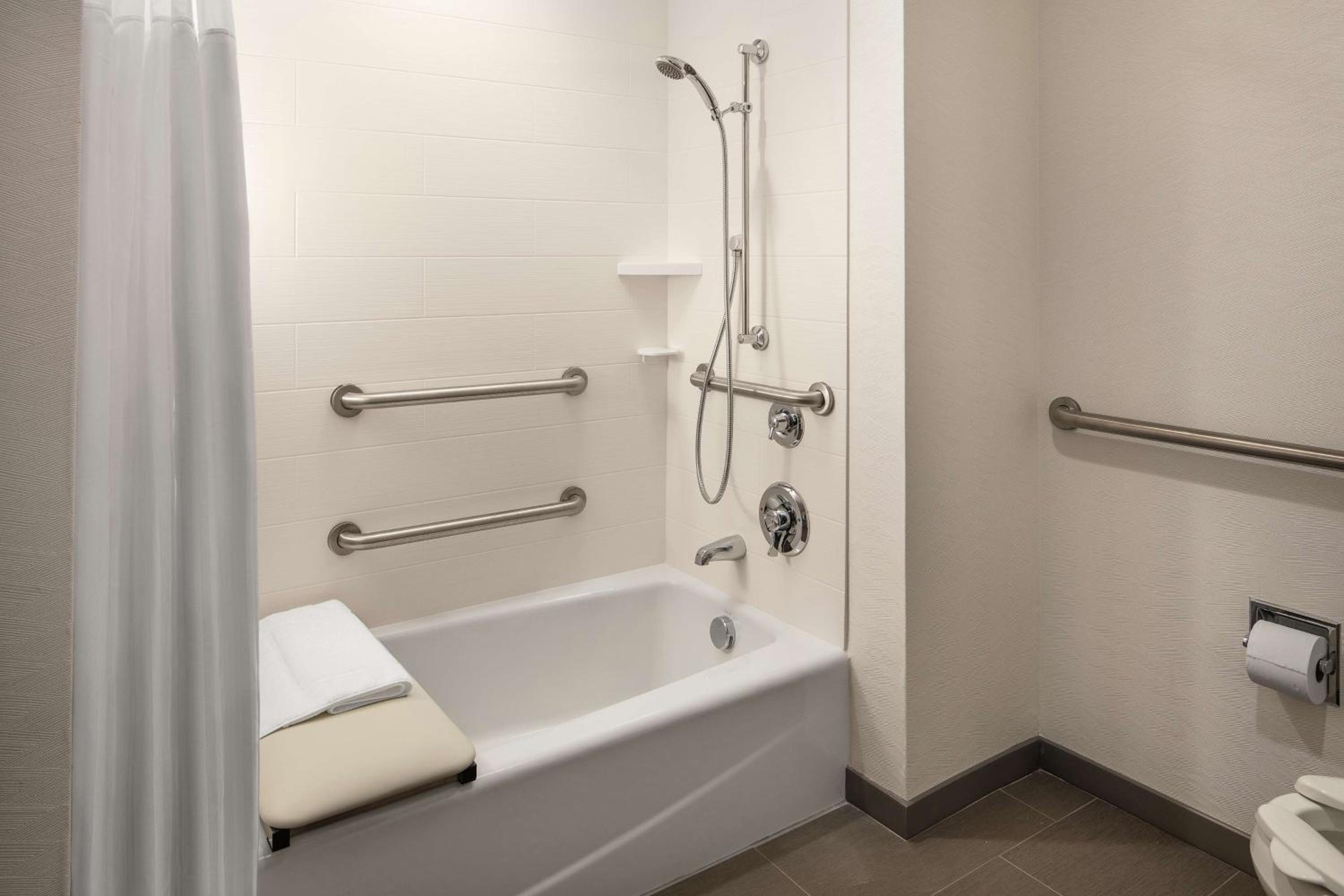 King Room with Accessible Tub - Mobility Access - Photo 2