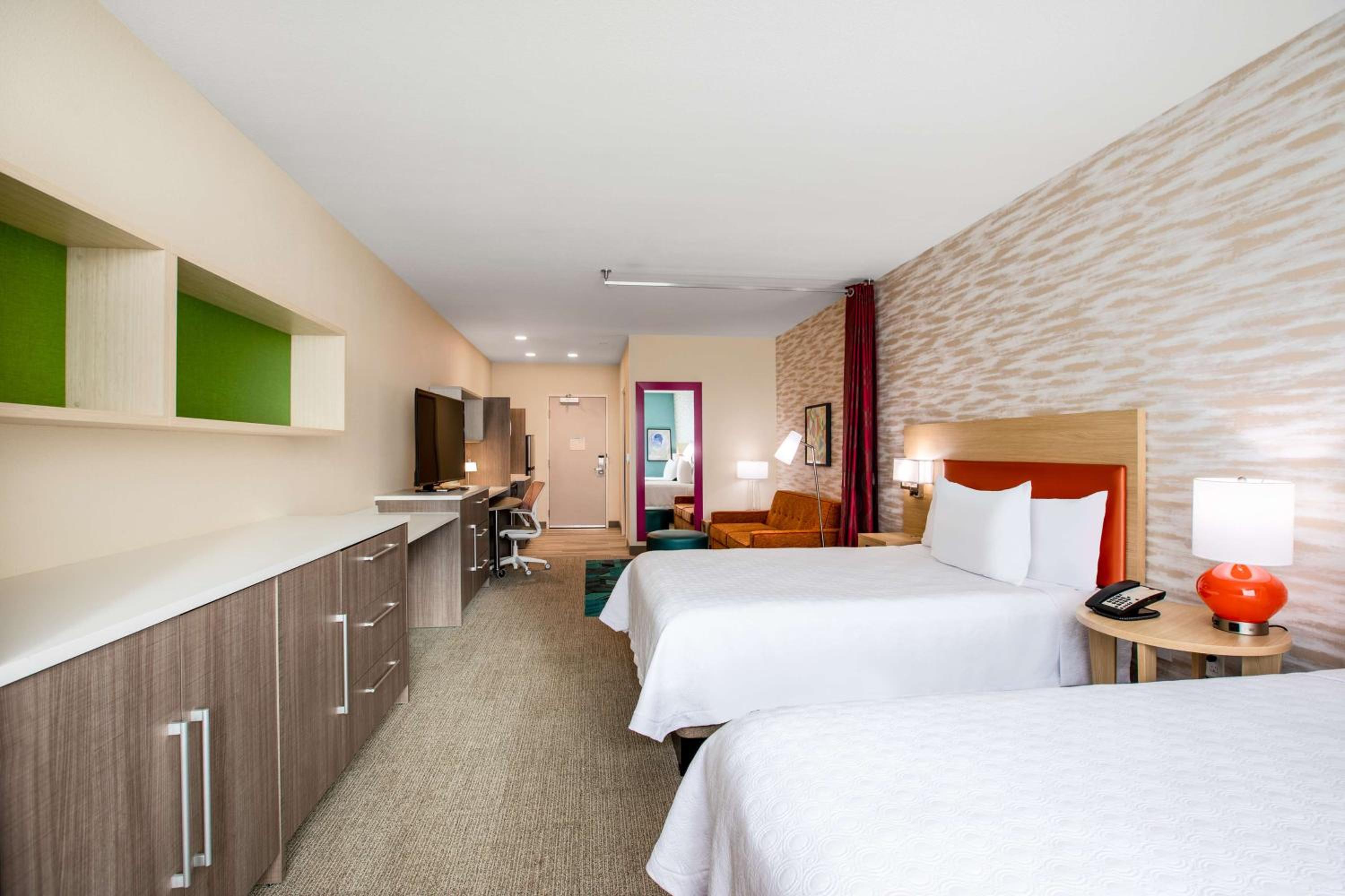 Queen Studio with Two Queen Beds - Non-Smoking photo 2