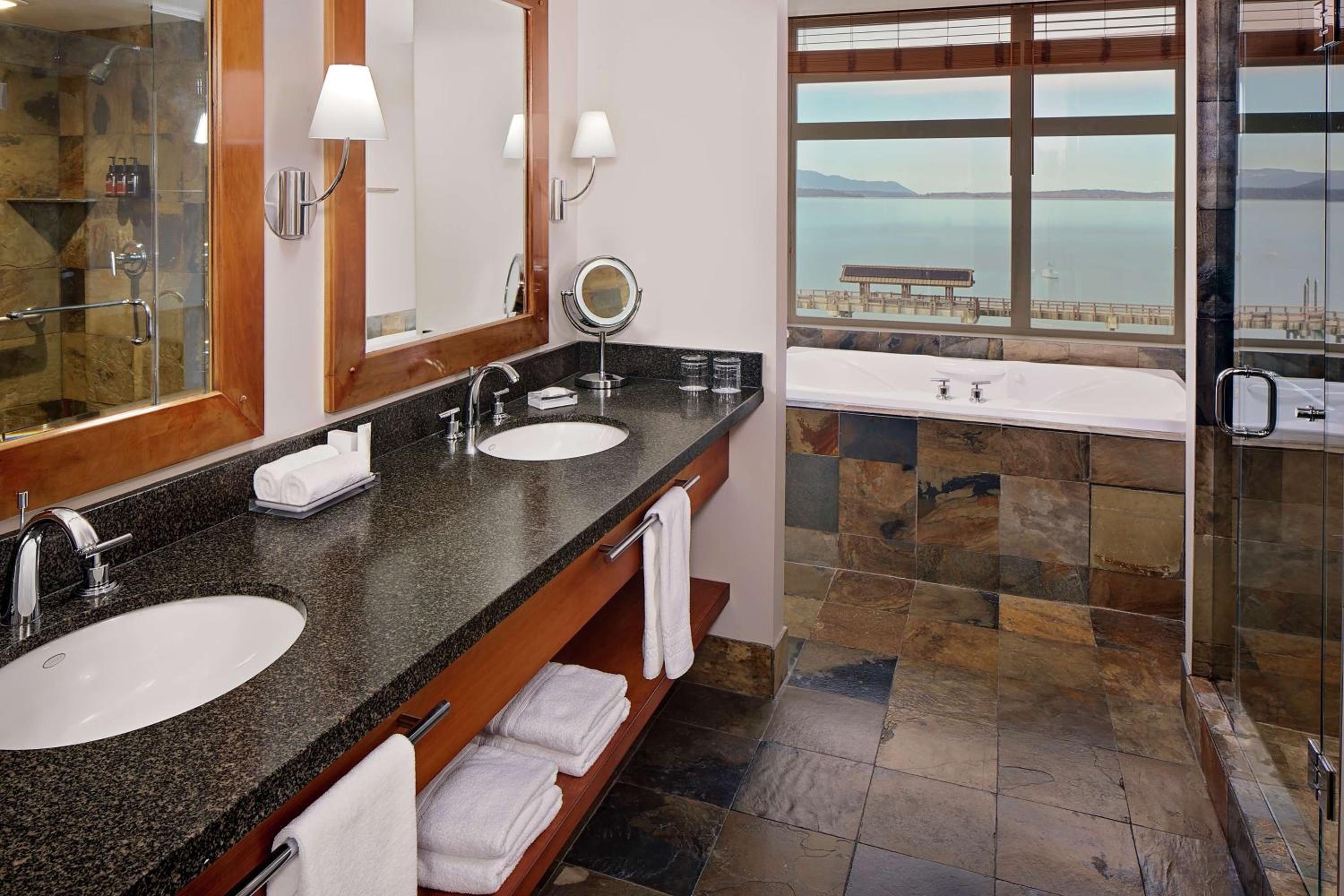 One-Bedroom Corner King Suite with Bay View - Photo 2